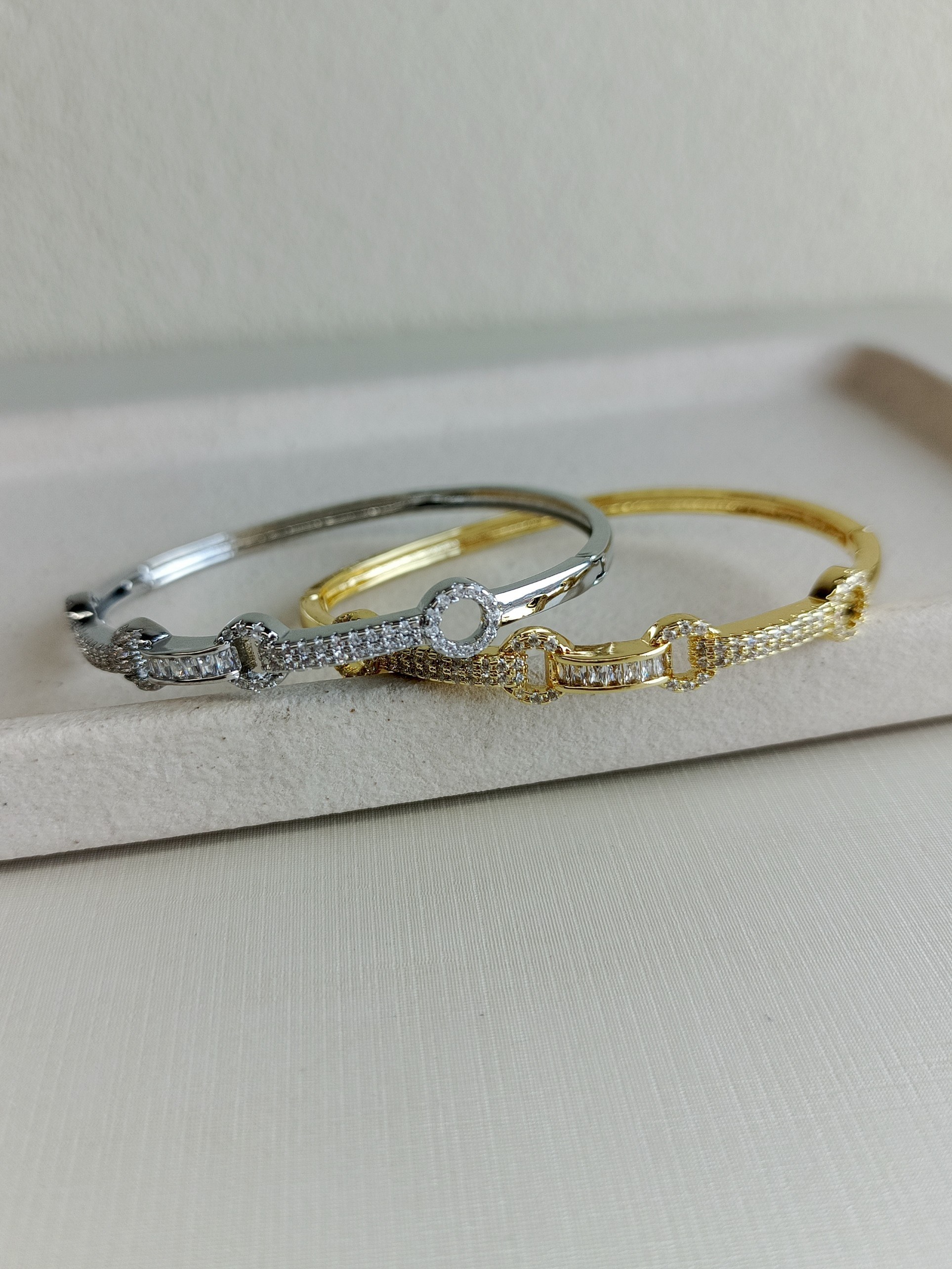 Braceletes com círculos cravejados de zircônia