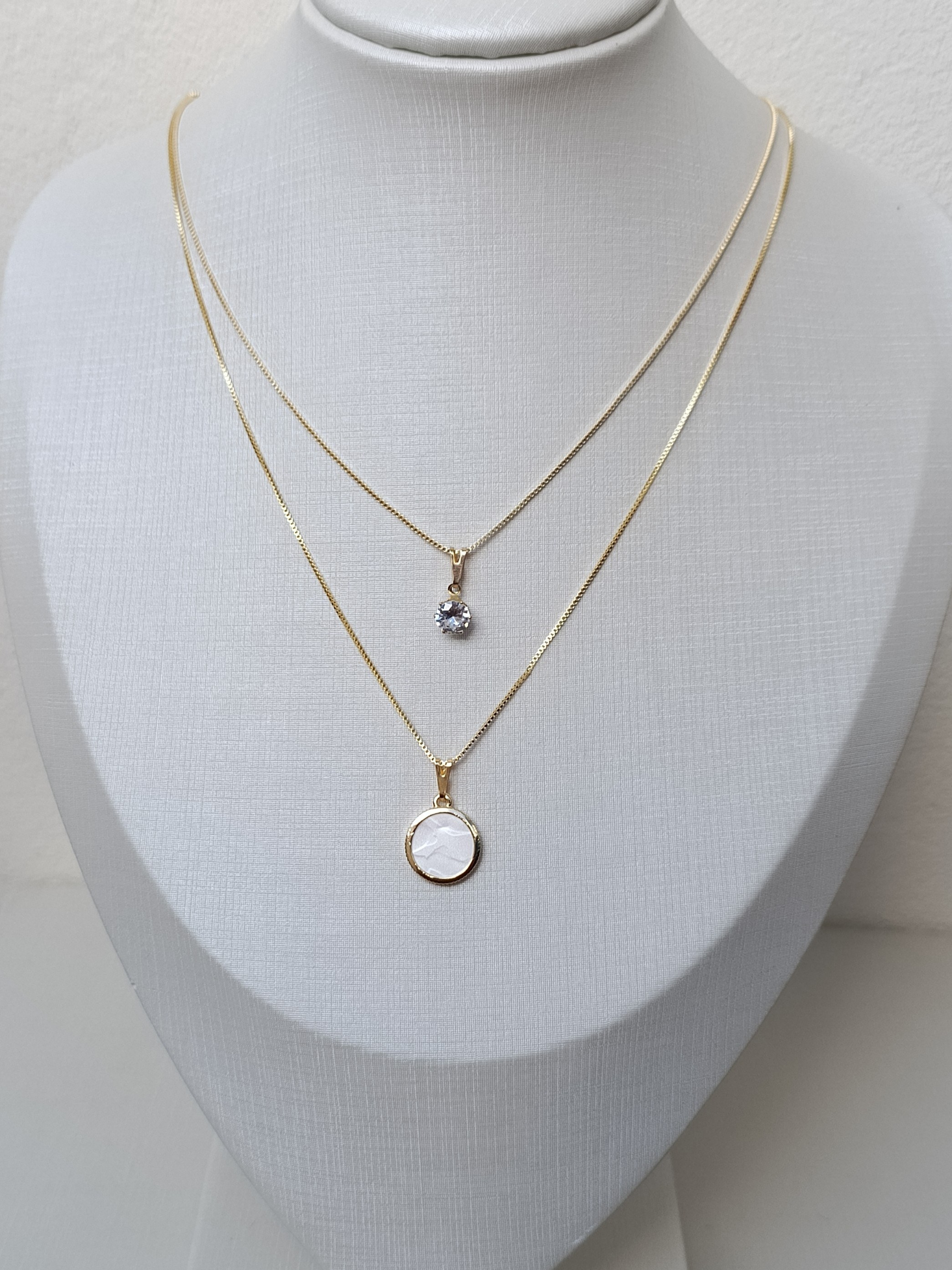 Colar duplo com ponto de luz e pingente circular