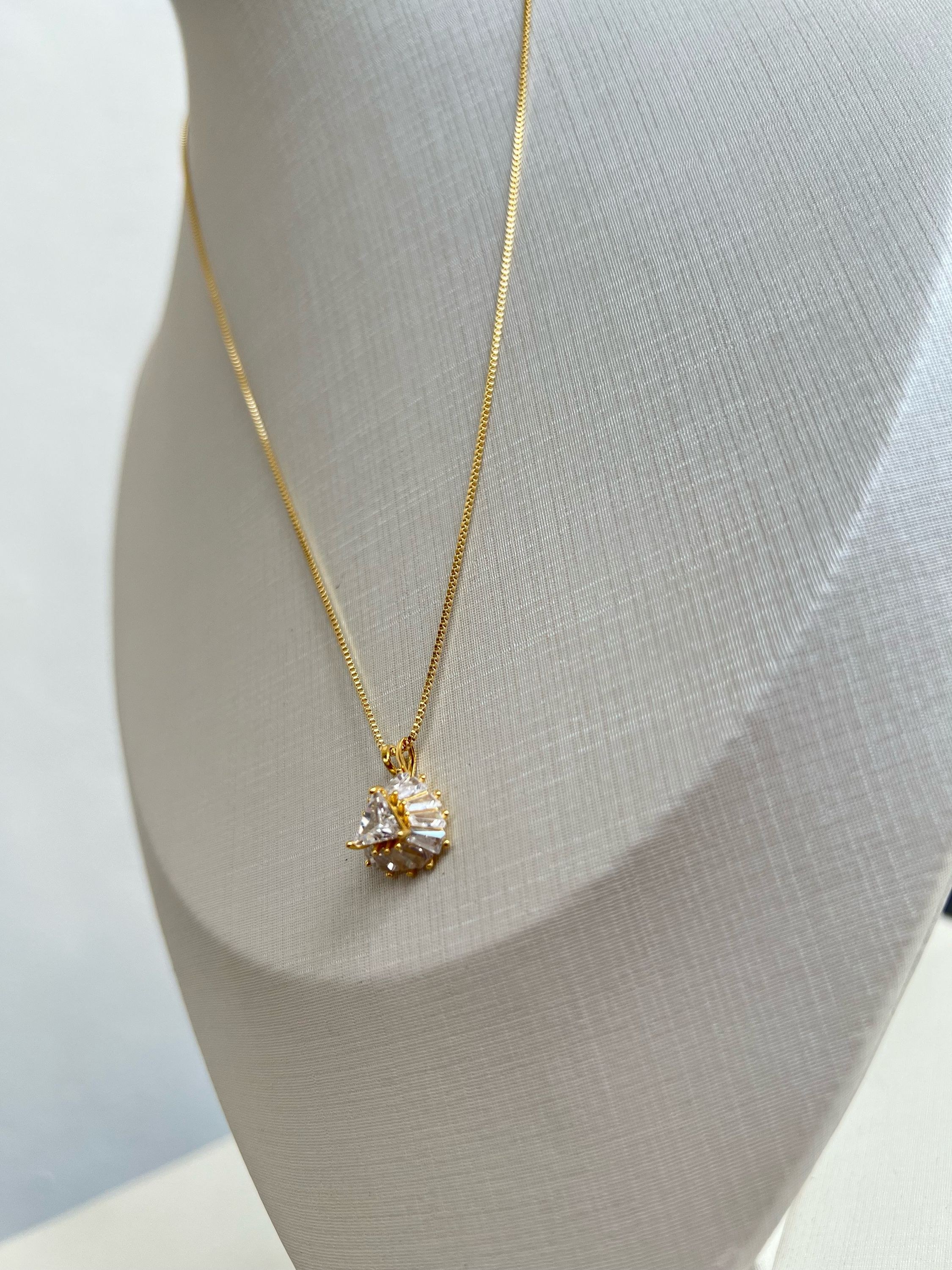 Colar pingente cravejado de strass