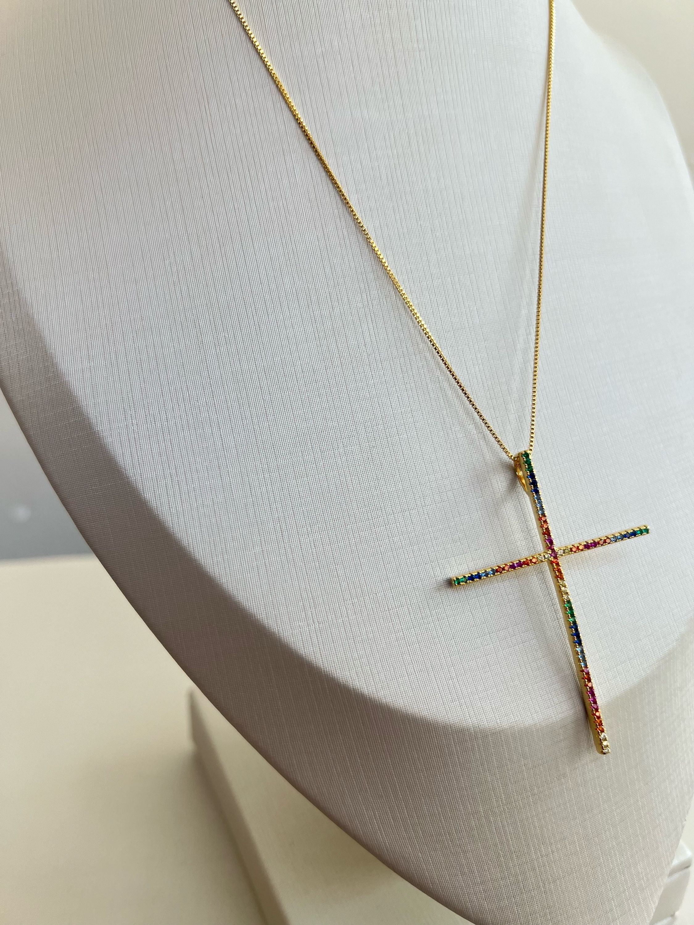 Colar cruz cravejado de strass