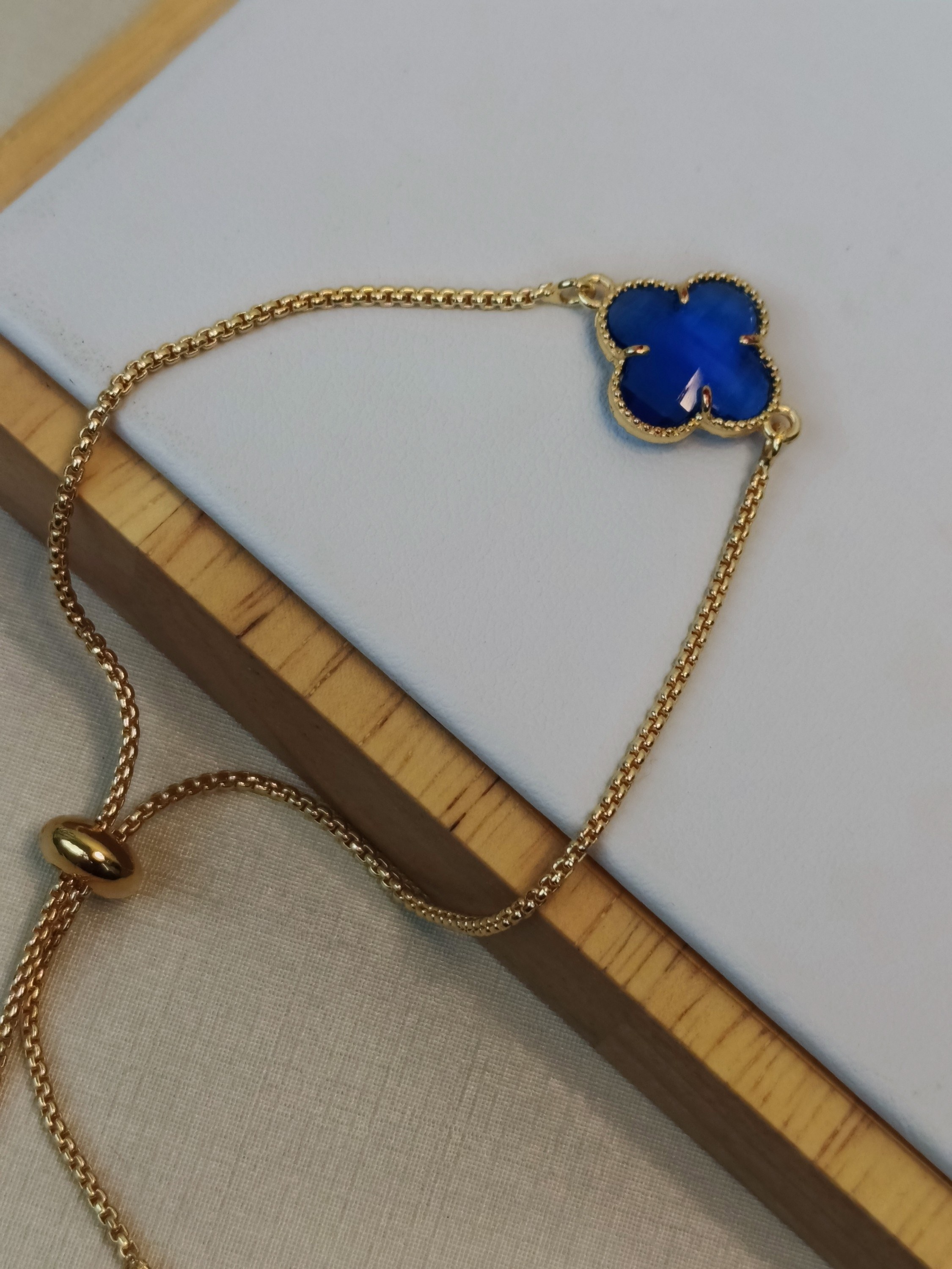 Pulseira ajustável com pingente de trevo