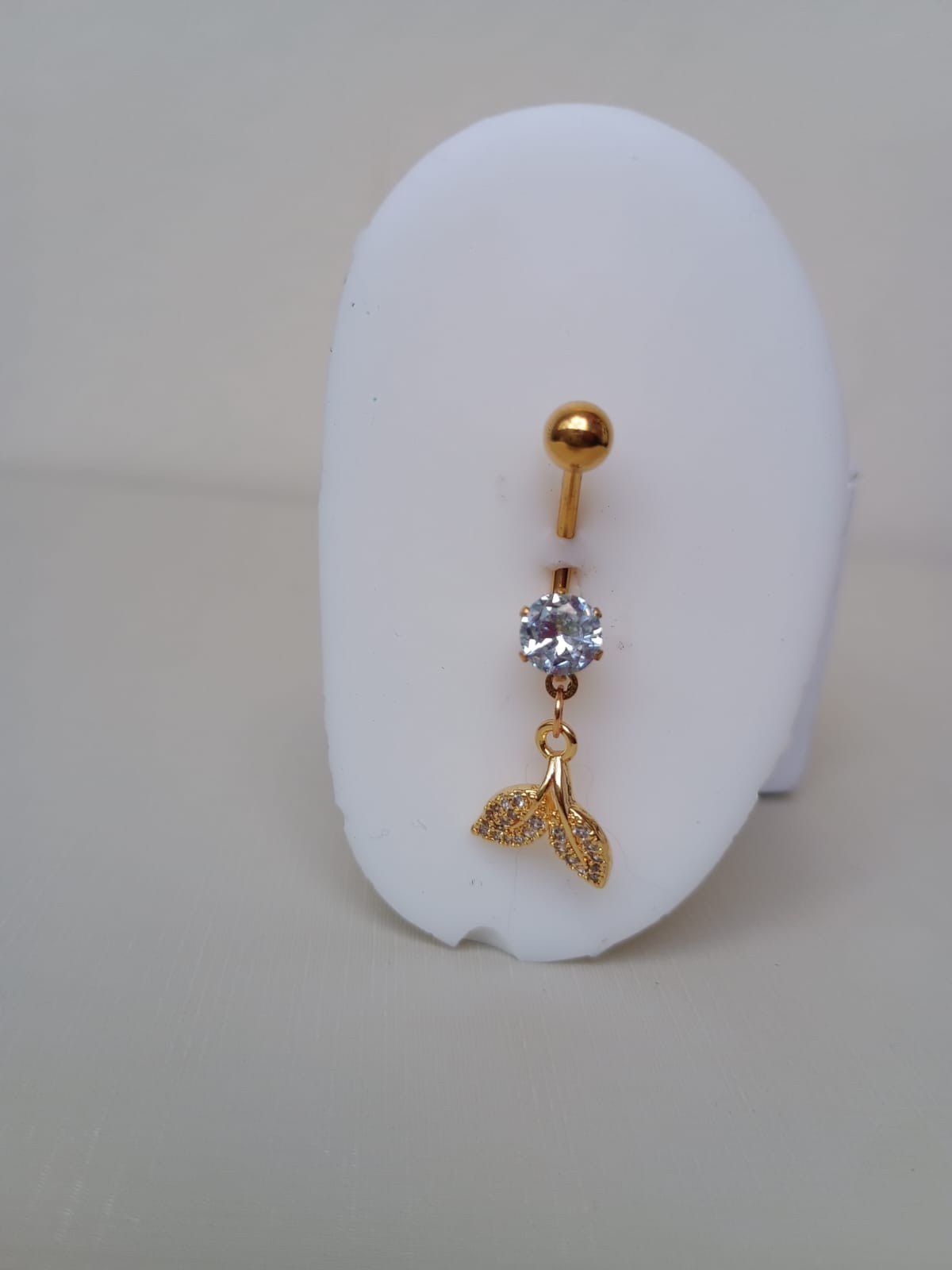 Piercing com duas folhas cravejada com zircônias