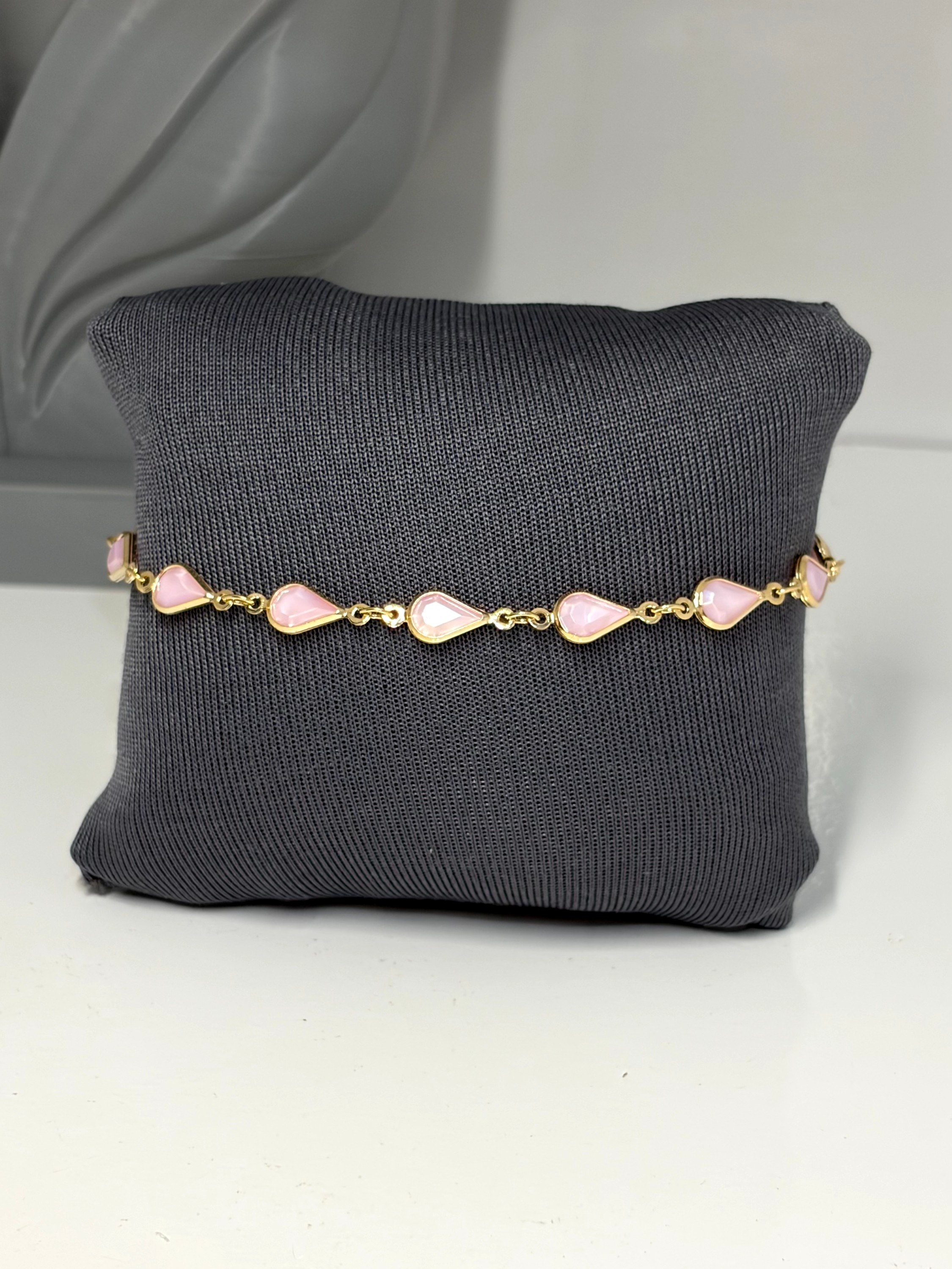 Pulseira com detalhes rosa