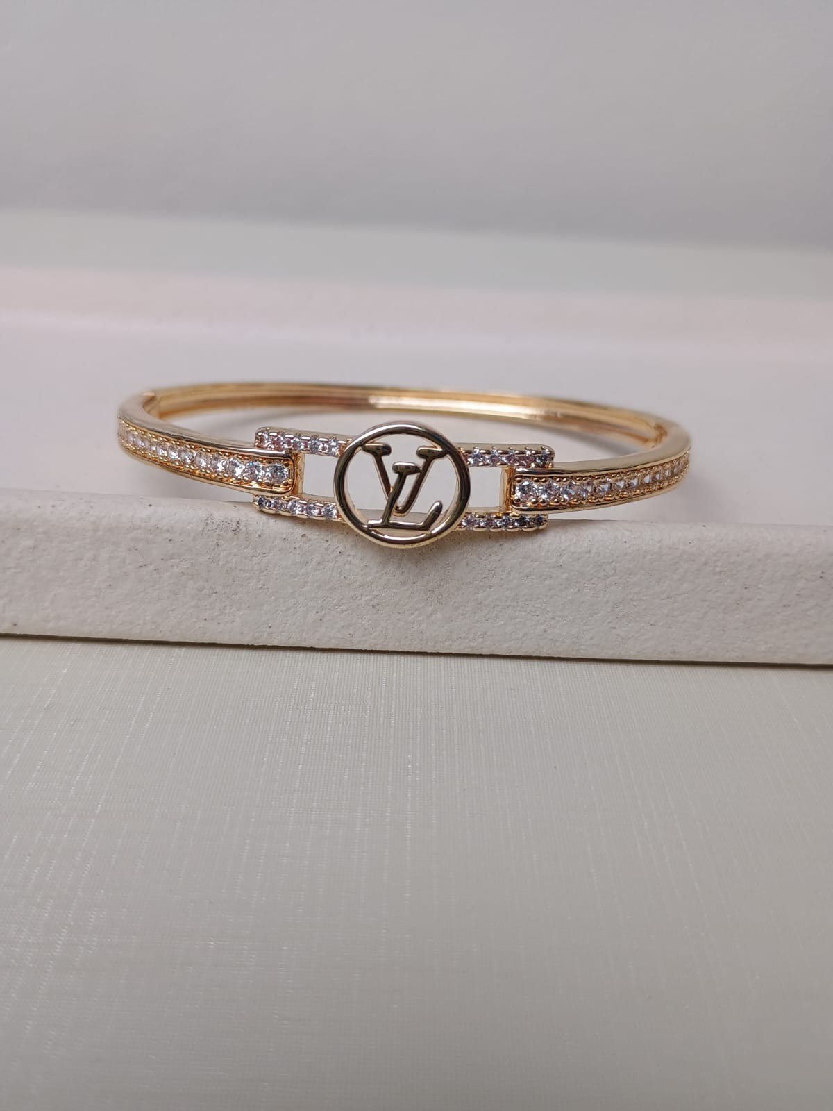 Bracelete cravejado com zircônias