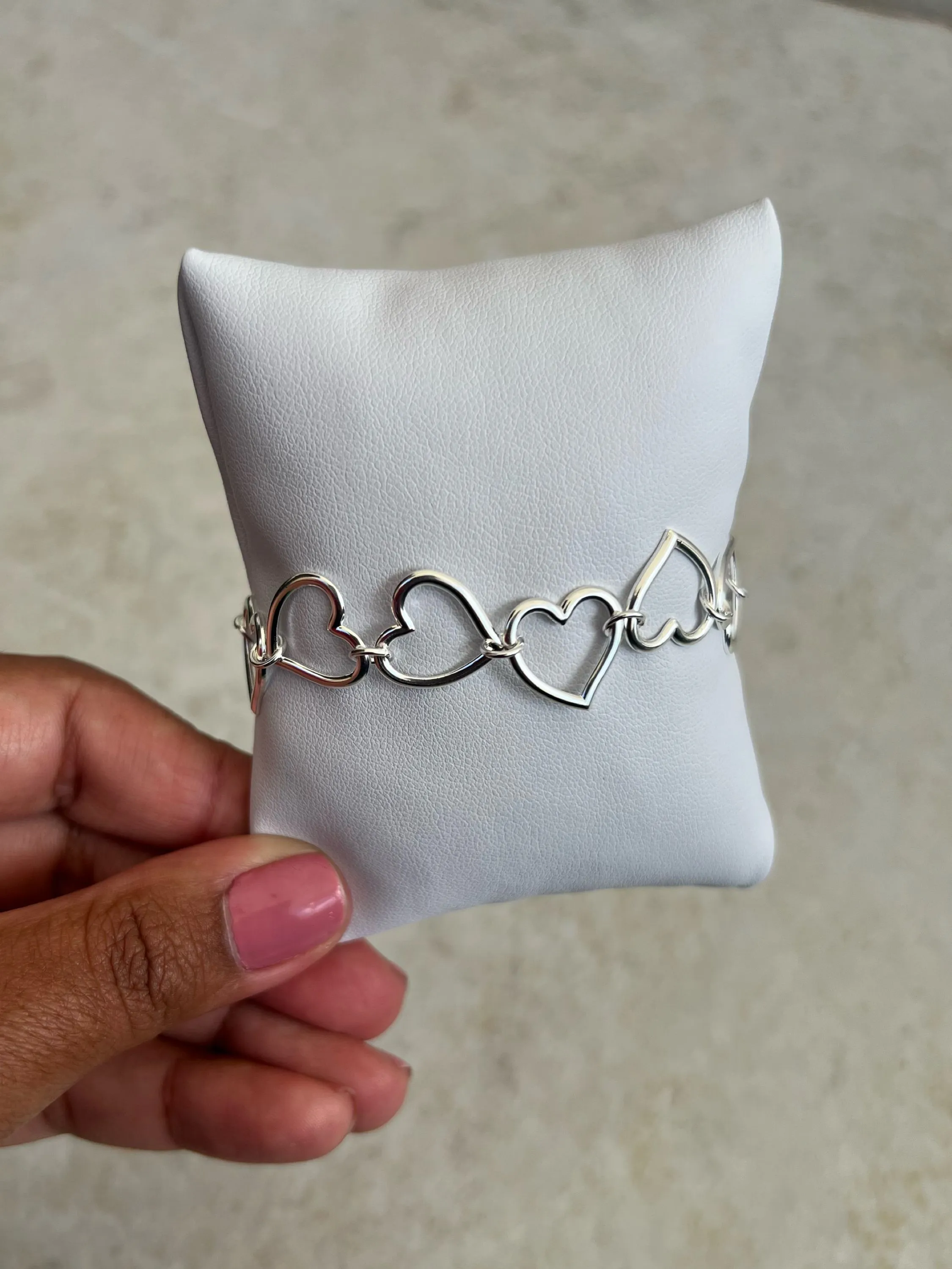 Pulseira modelo coração vazado