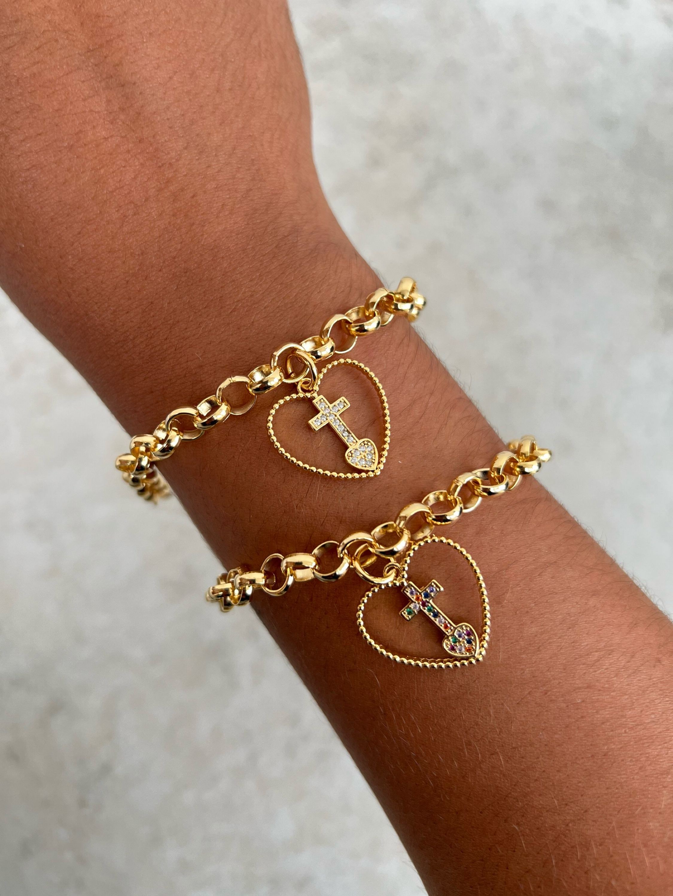 Pulseira correntaria pingente coração com cruz