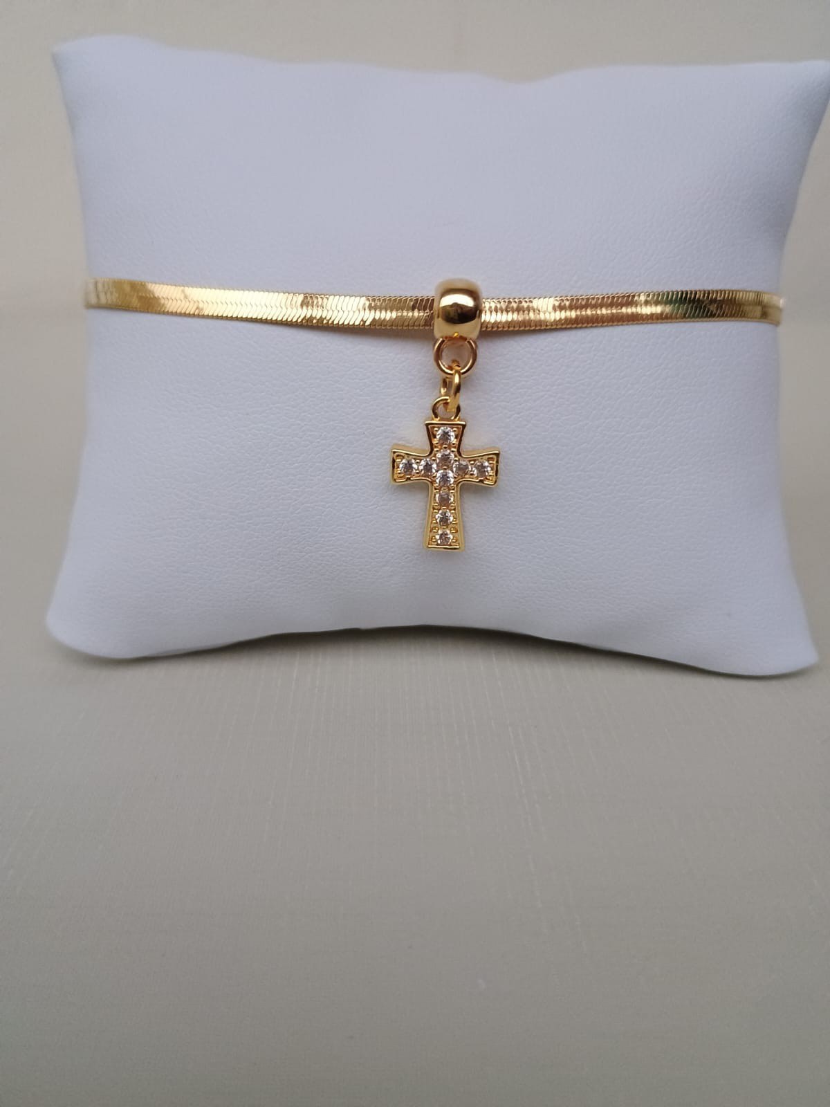 Pulseira de malha e cruz cravejada