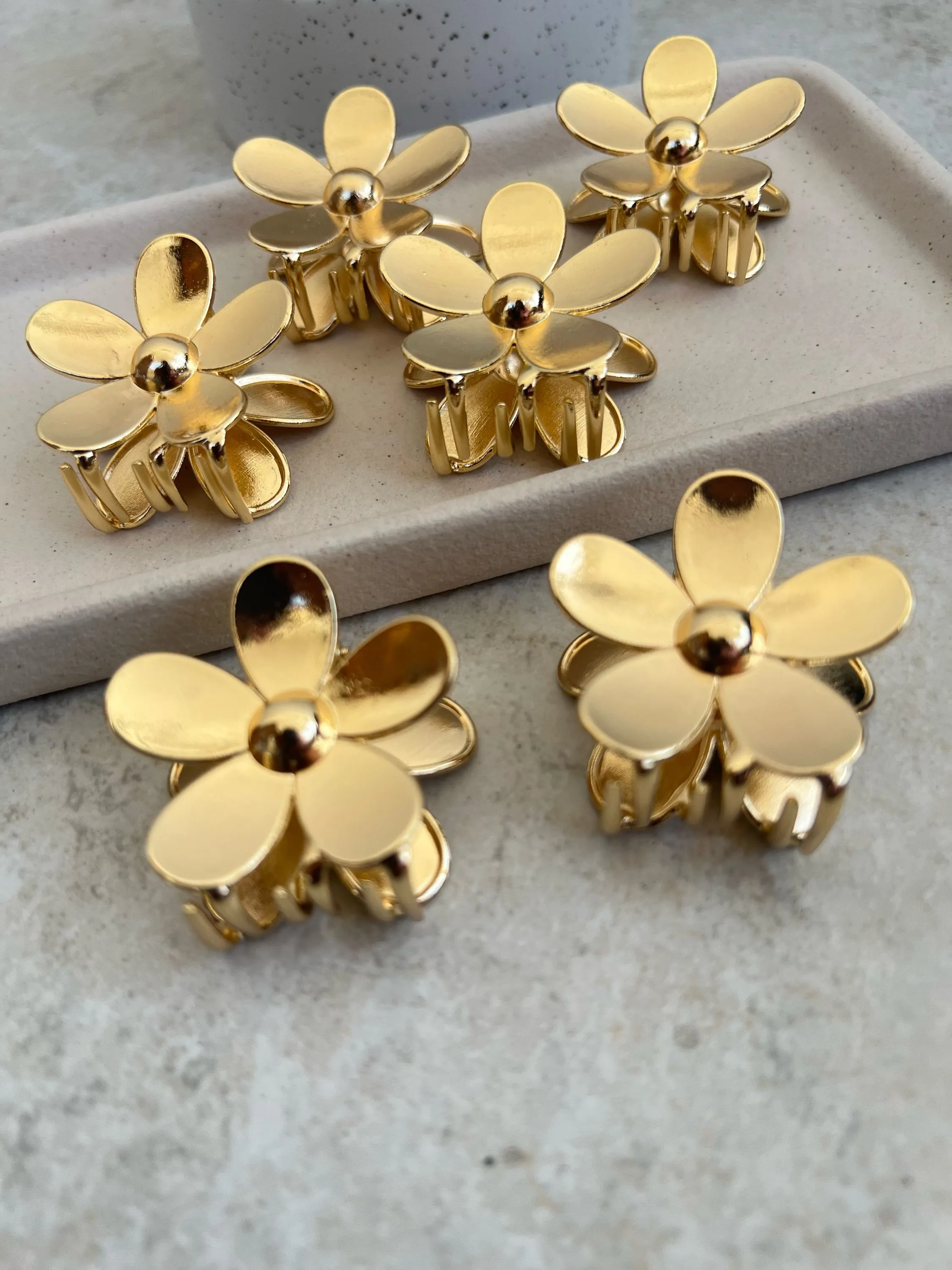 Prendedor flor pequena