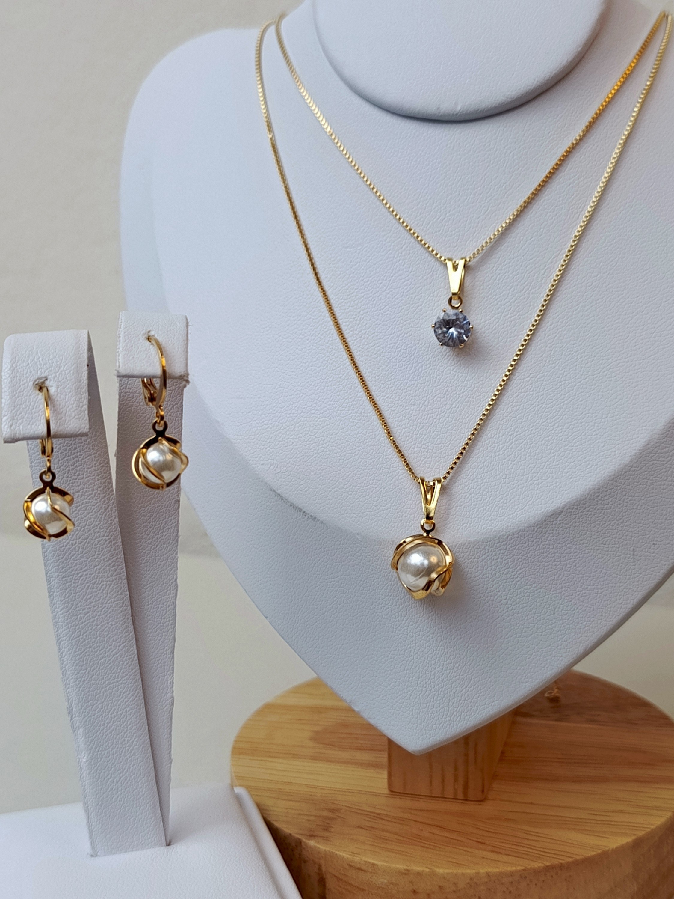 Conjunto de pérolas em formato de ninho e ponto de luz