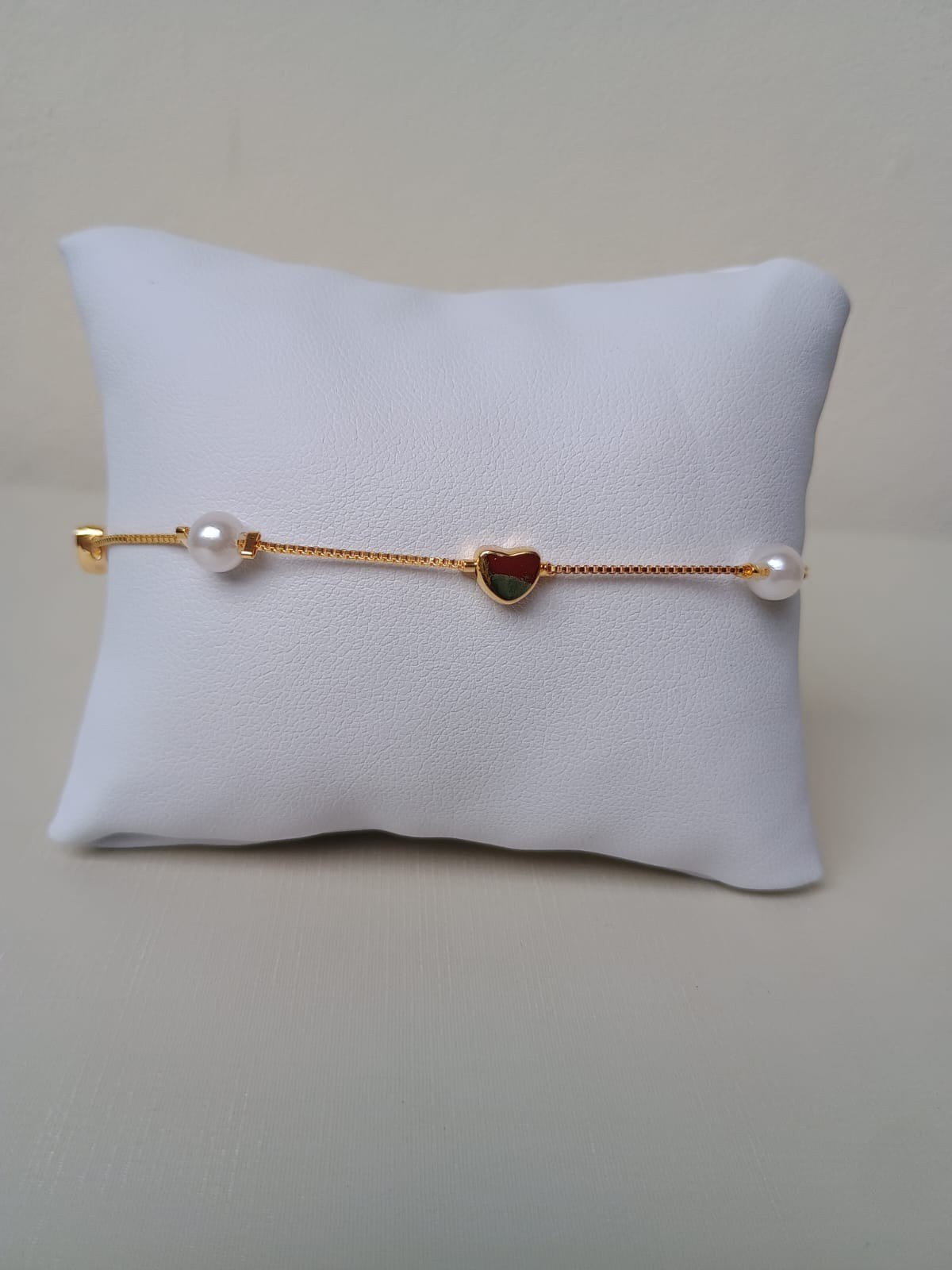 Pulseira com pérolas e corações