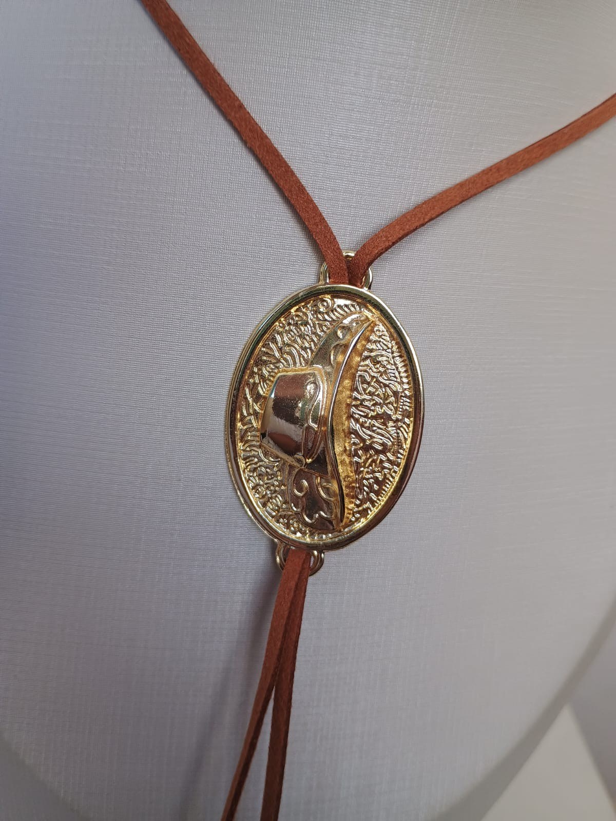 Colar country com pingente de chapéu