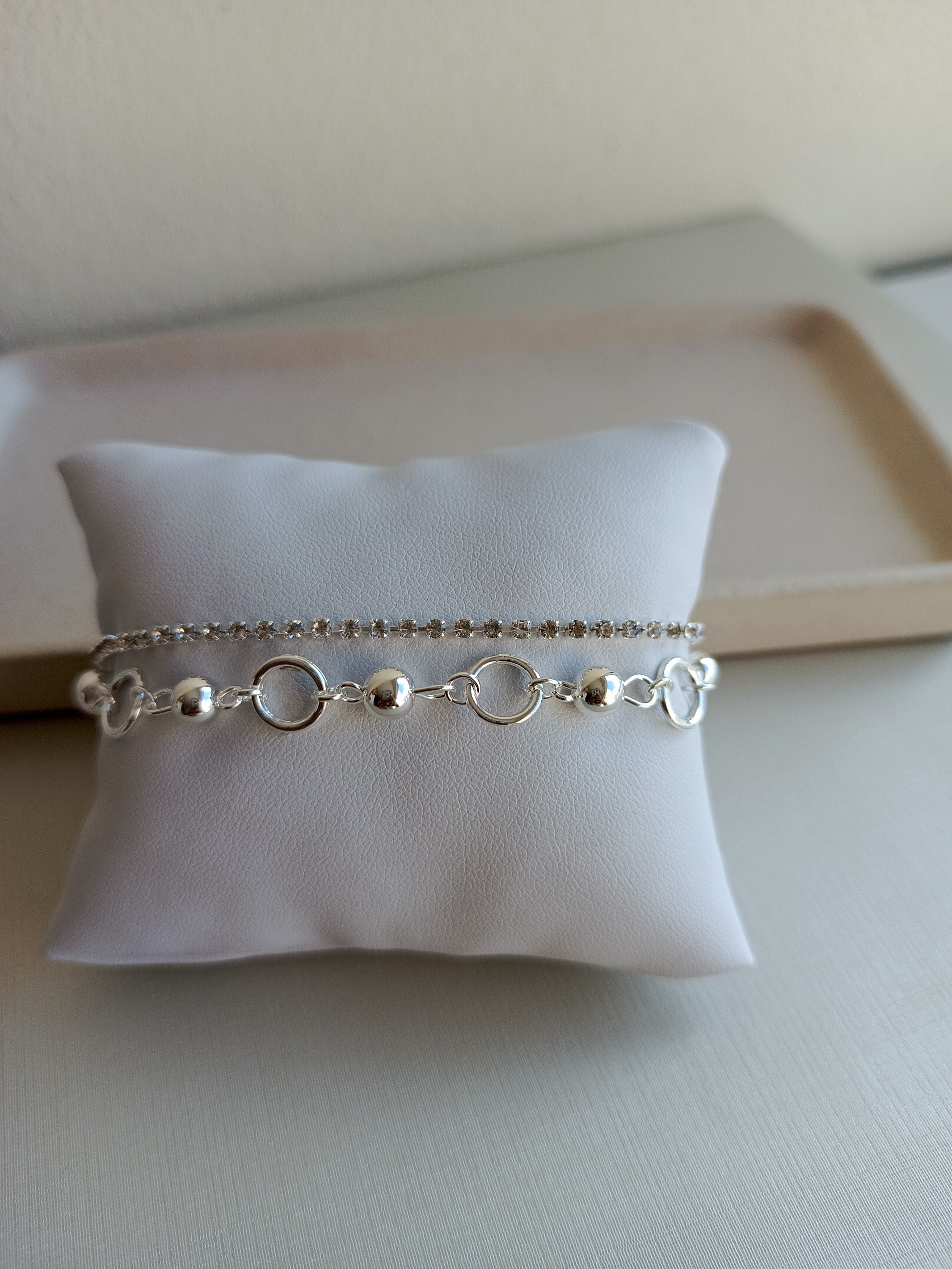 Pulseira dupla com strass bolhas e círculos