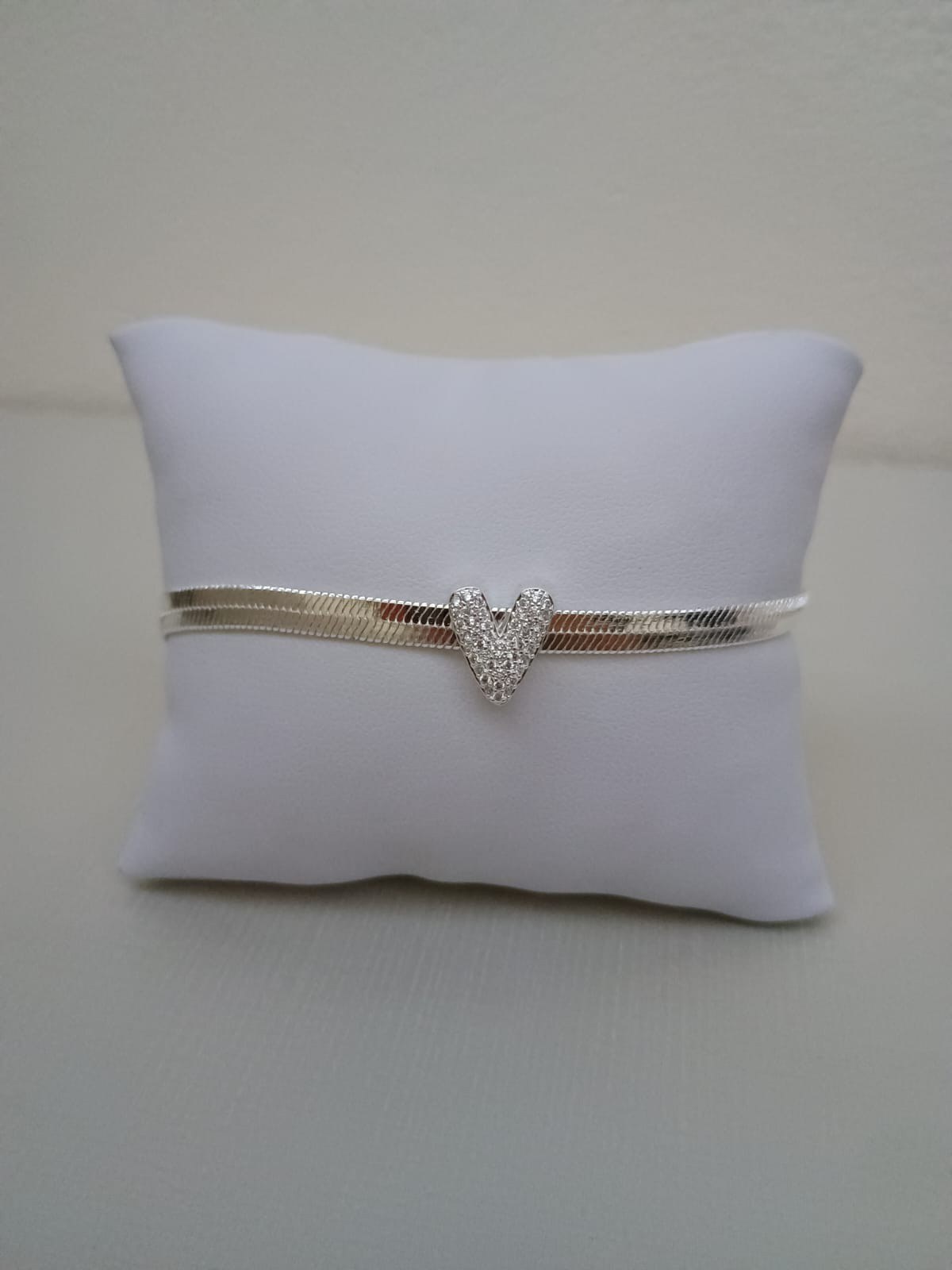 Pulseira com malha e pingente de coração cravejado