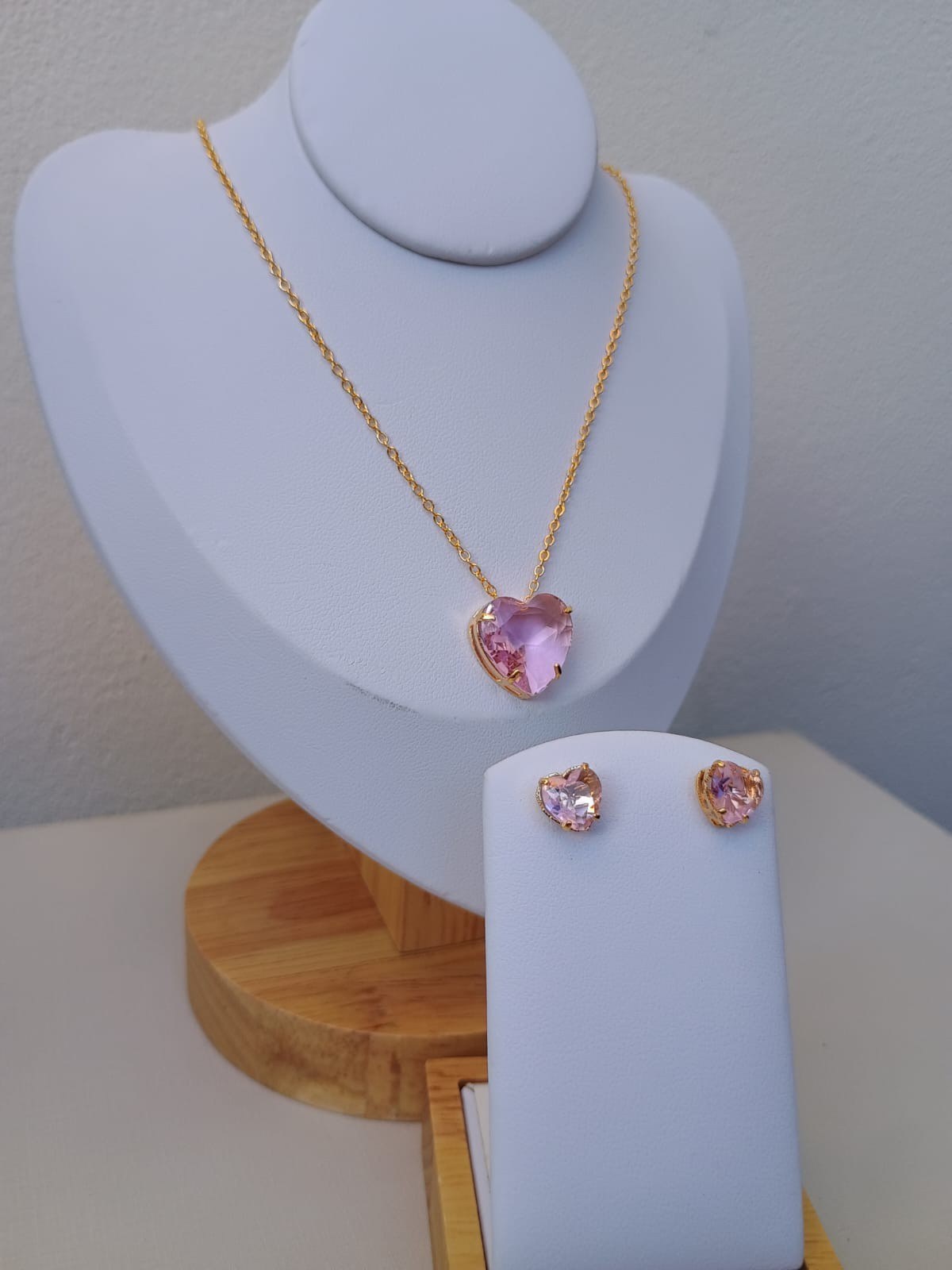 Conjunto dourado com coração rosa