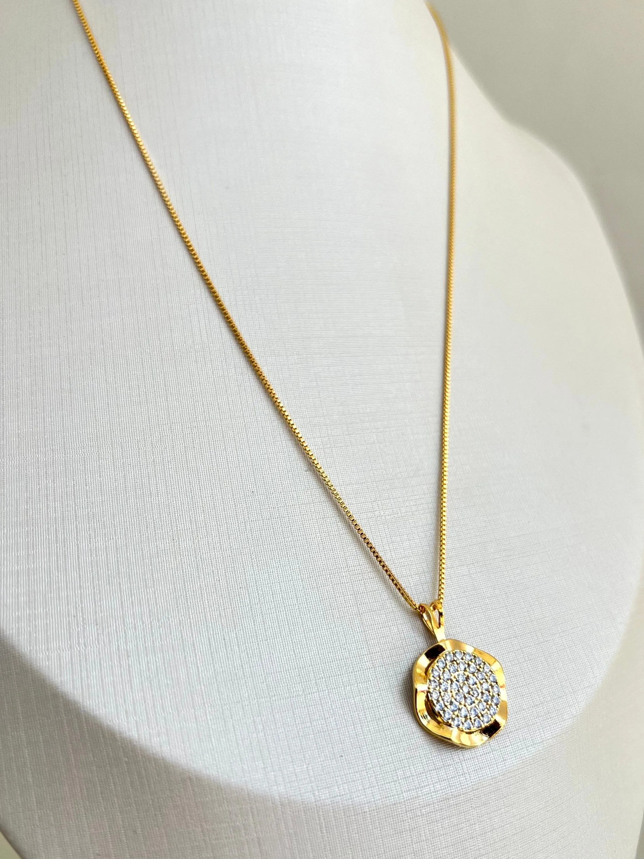 Colar pingente orgânico de strass com borda dourada