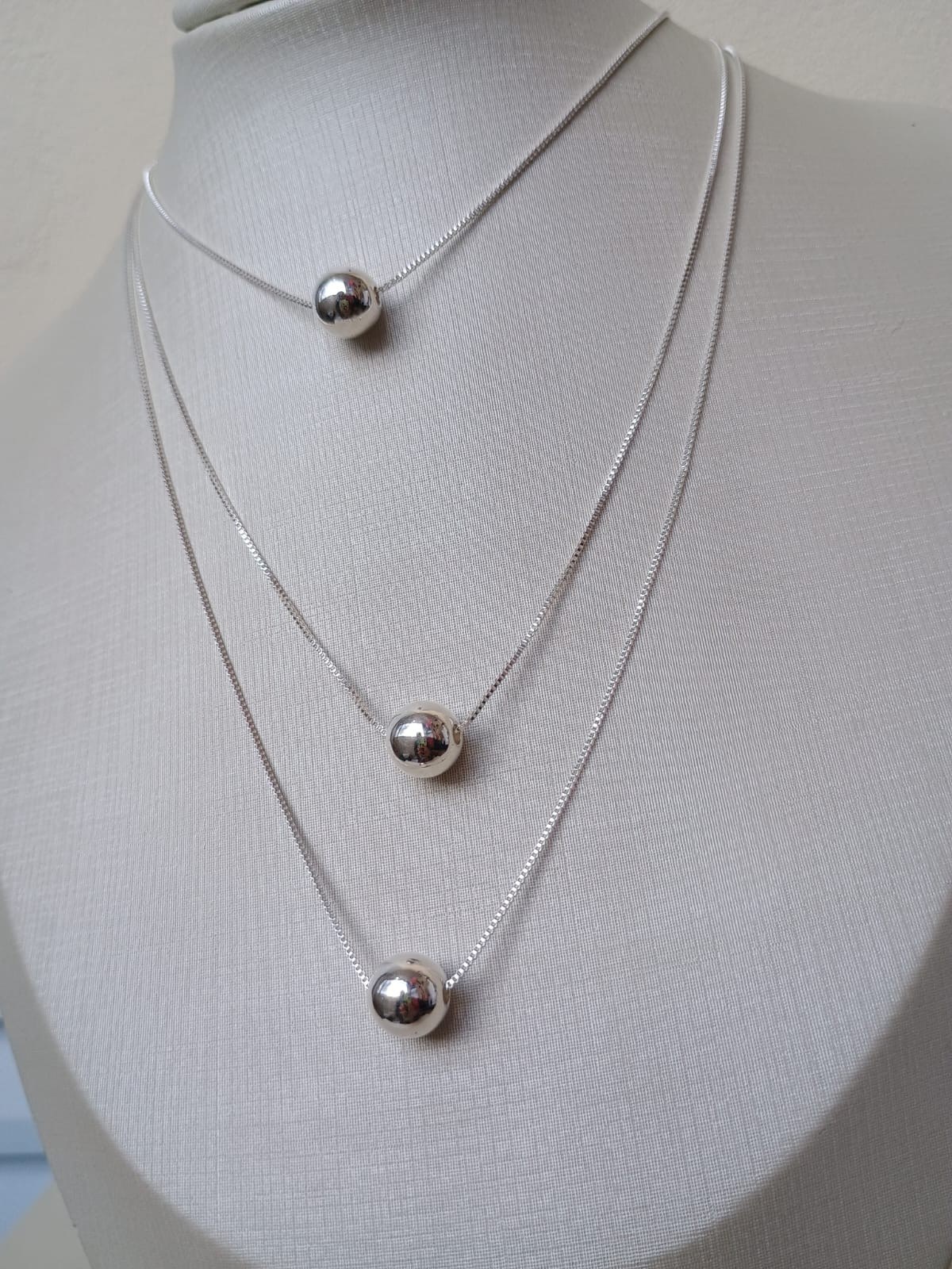 Colar triplo com três bolas lisas