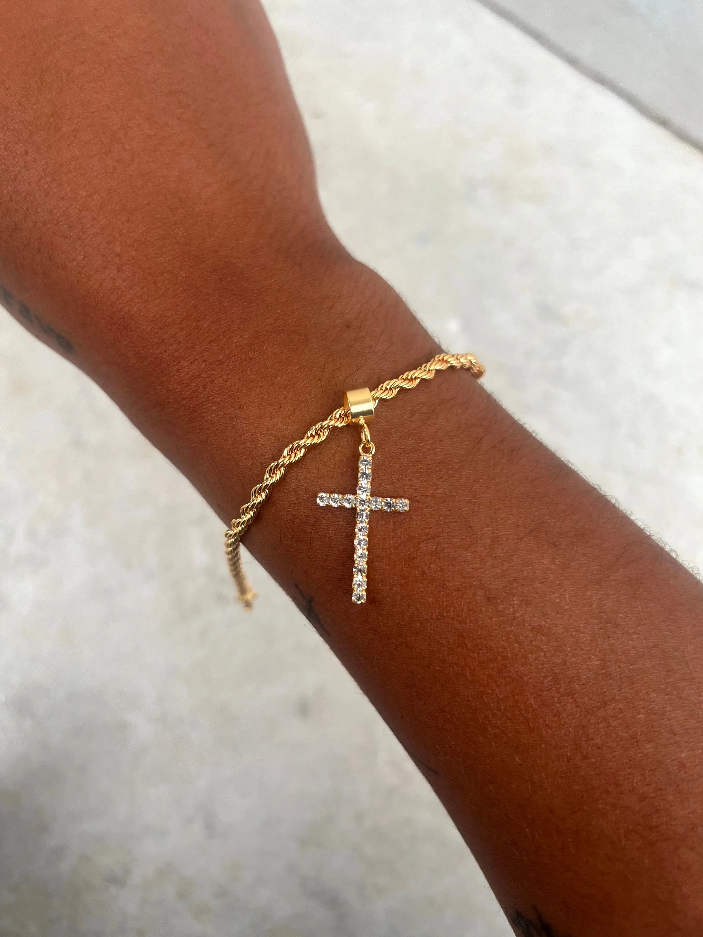 Pulseira modelo cordão baiano com cruz