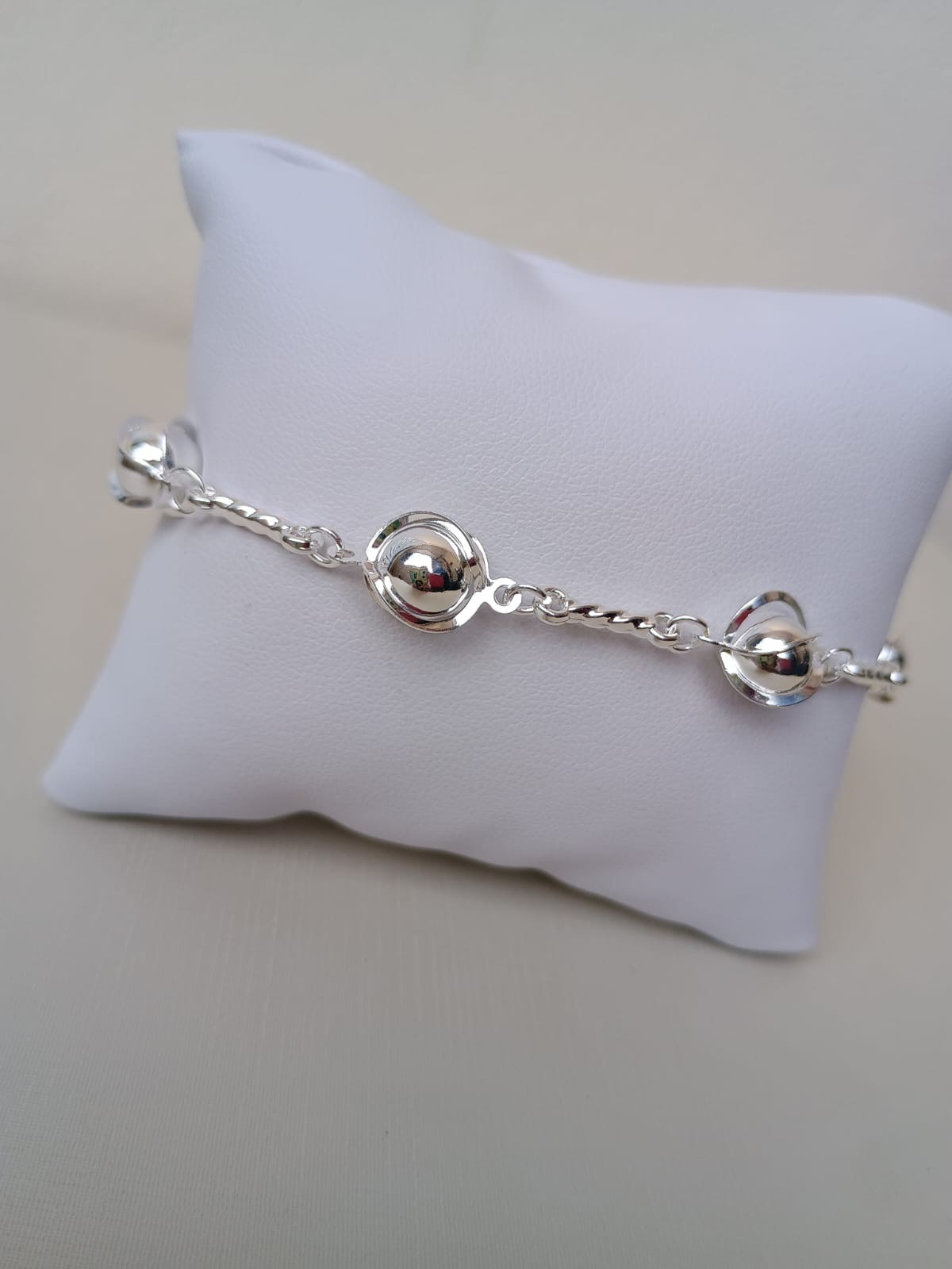 Pulseira prata com bolinhas