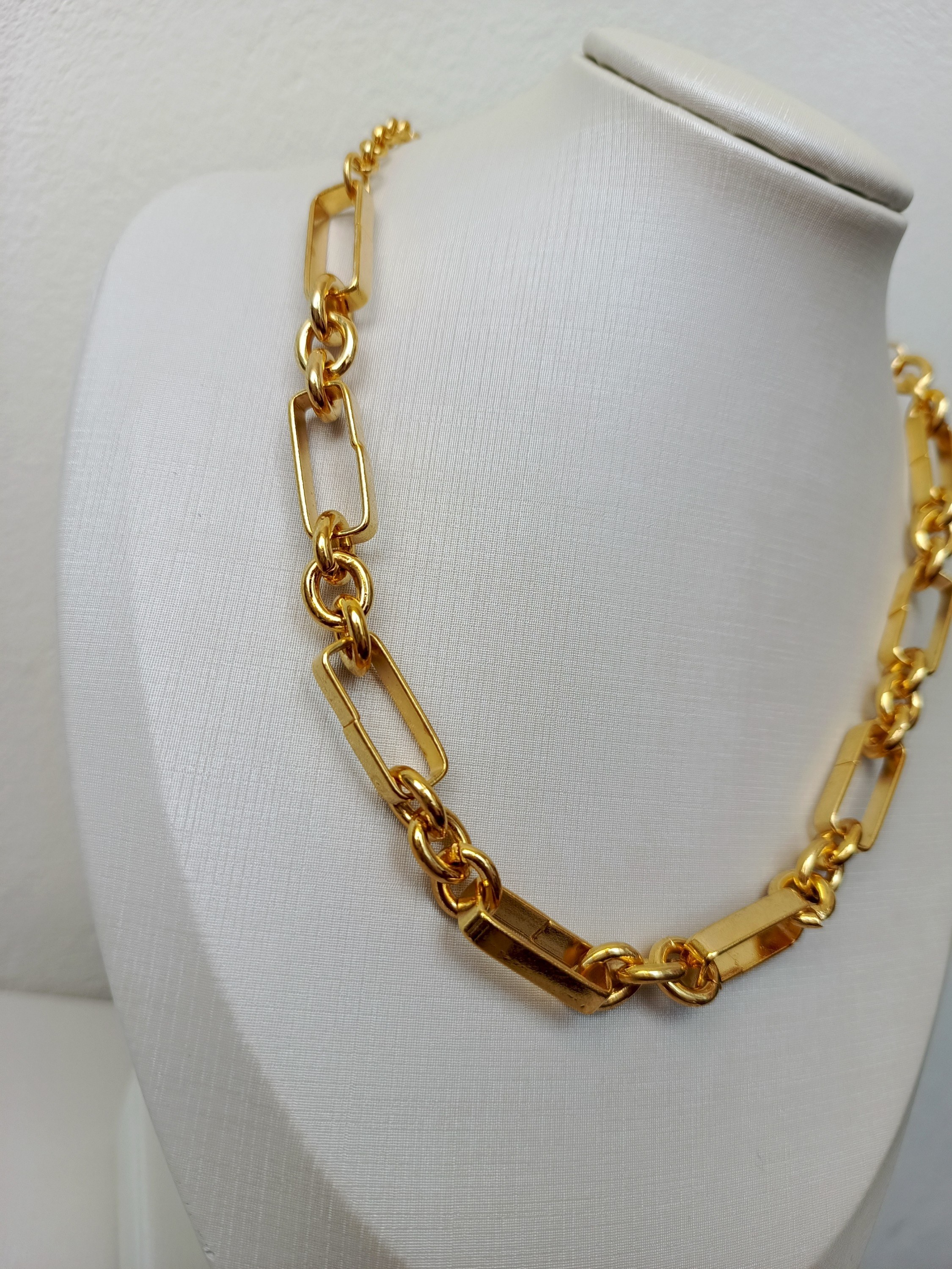 Colar correntaria com elos