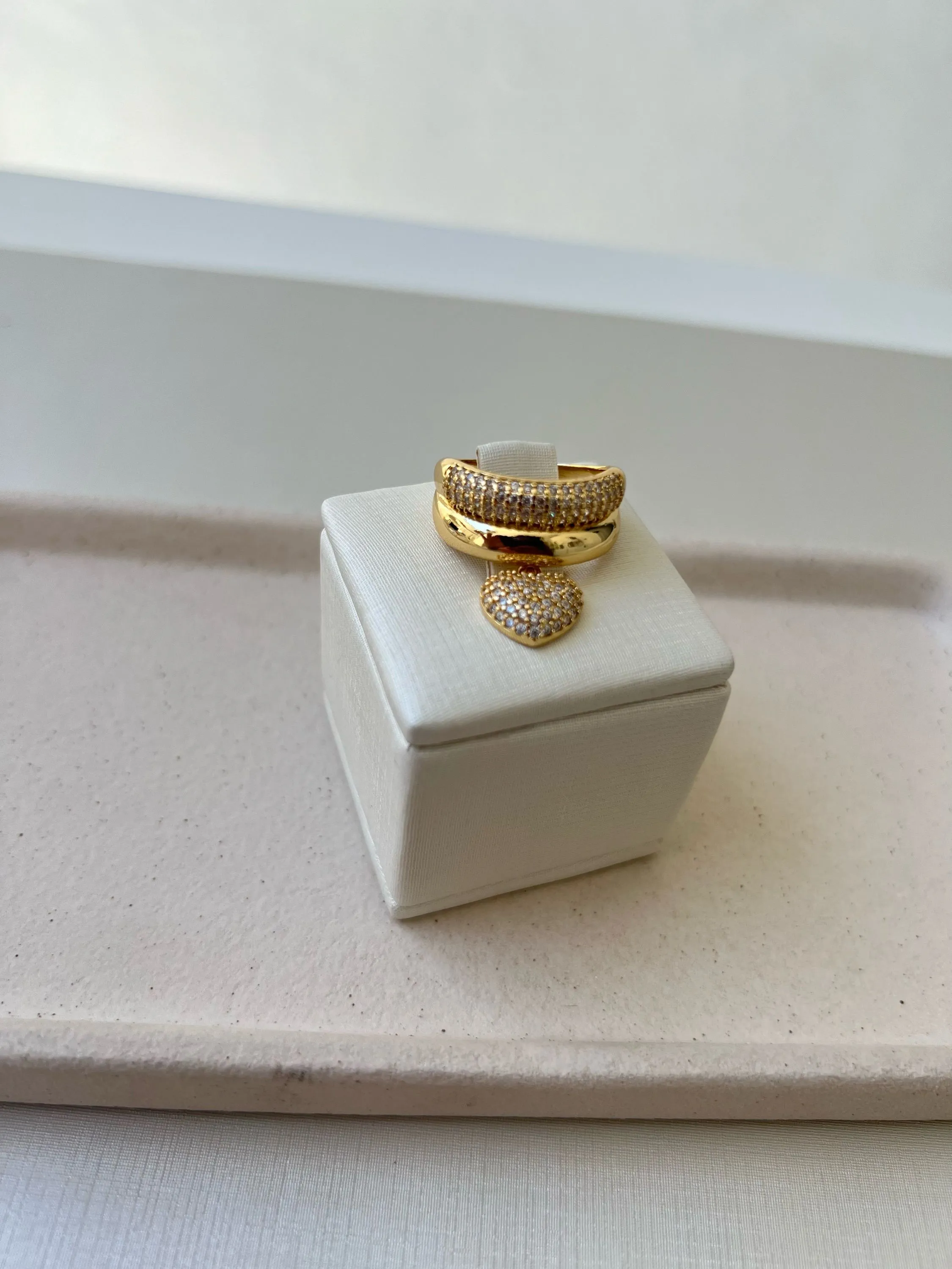 Anel duplo pingente coração cravejado de strass