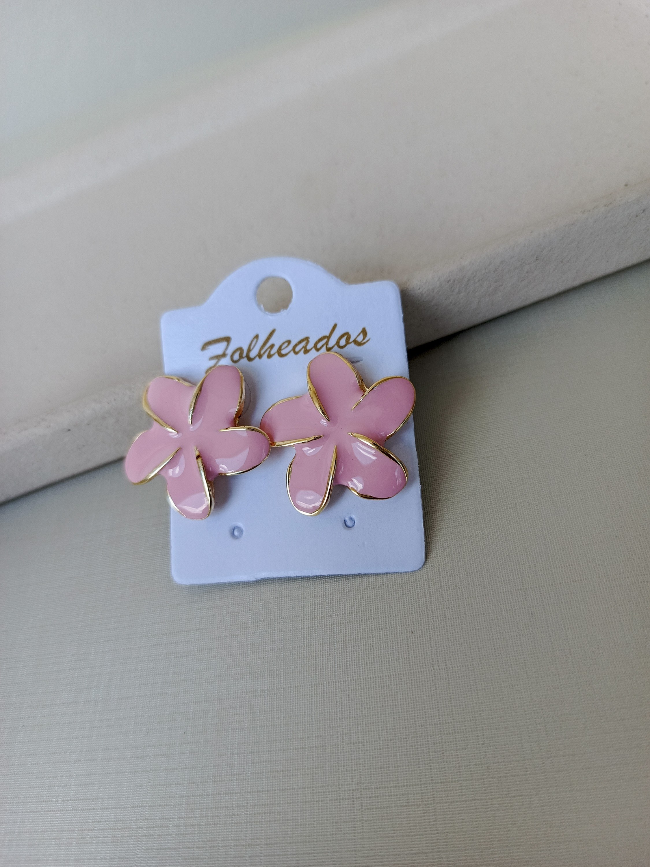 Brinco de flor resinado