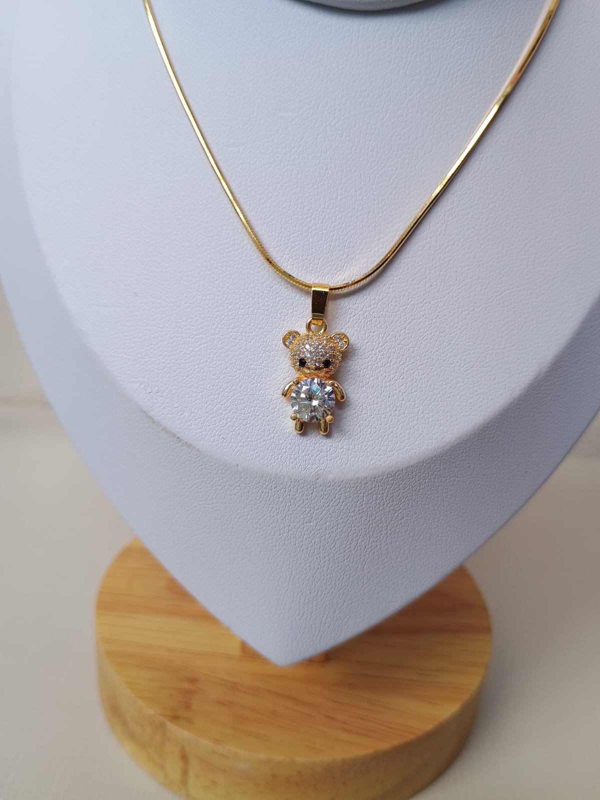 Colar de ursinho cravejado e com ponto de luz