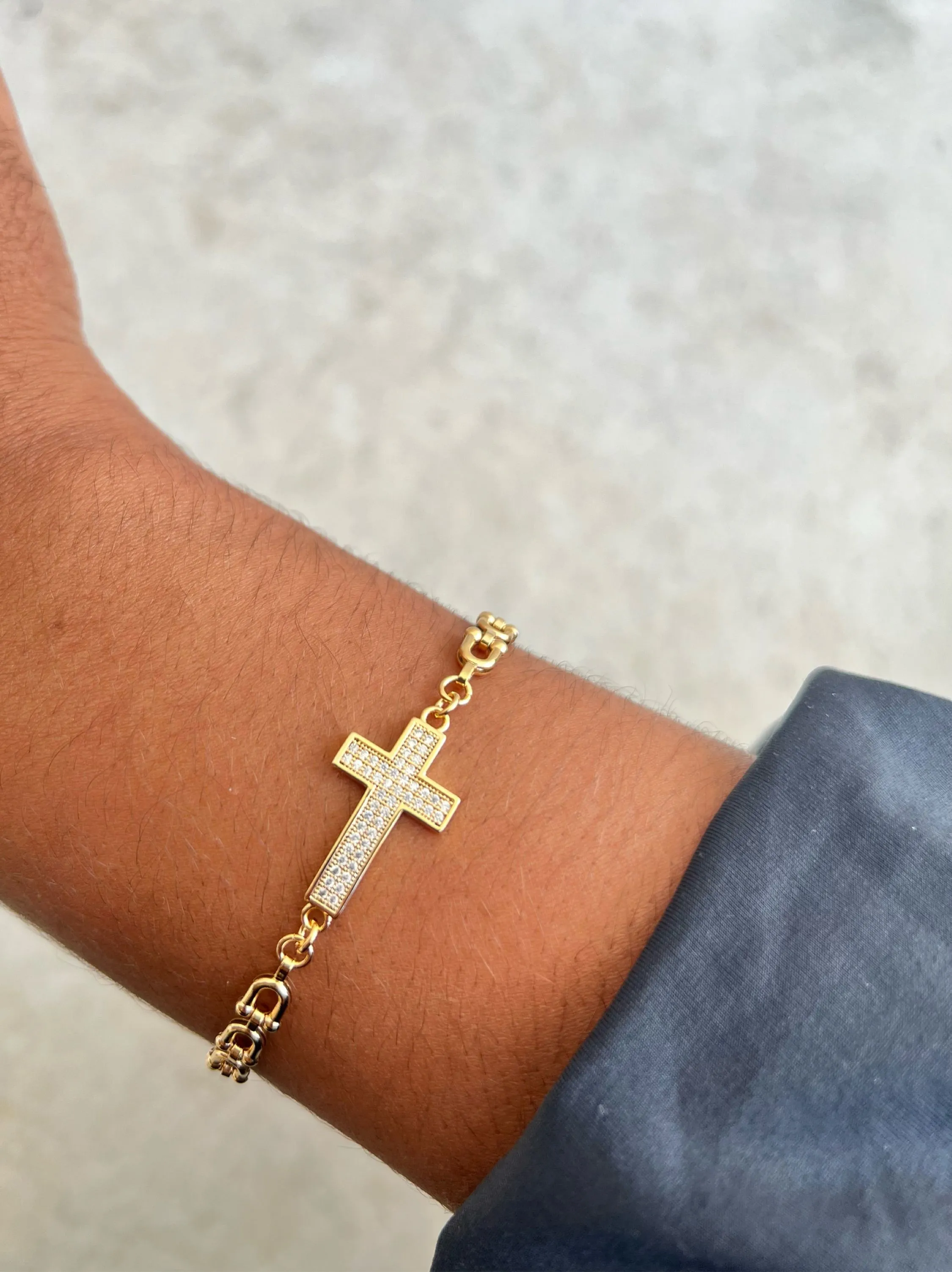Pulseira cruz cravejado de strass