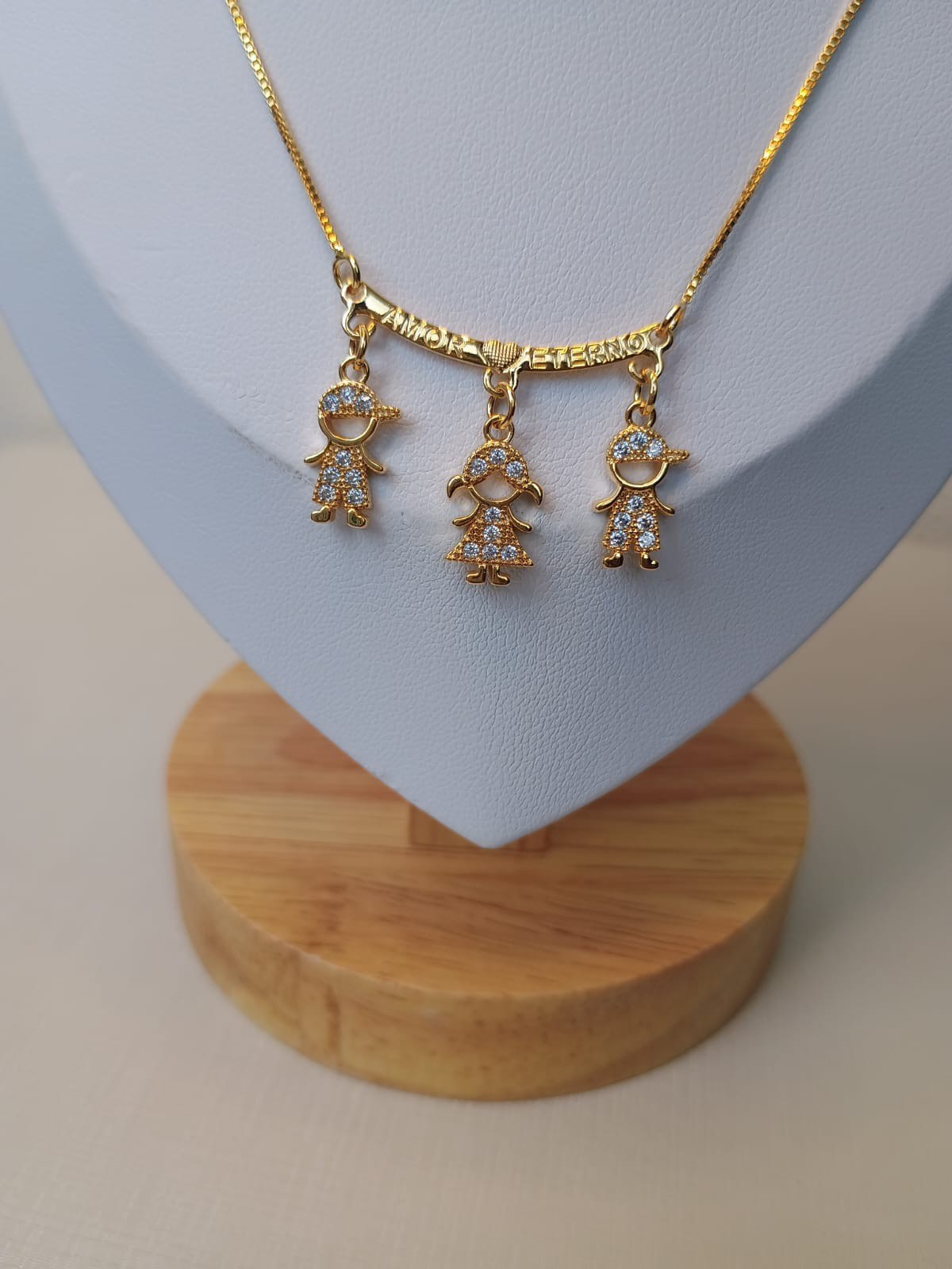 Colar dois meninos e uma menina cravejado