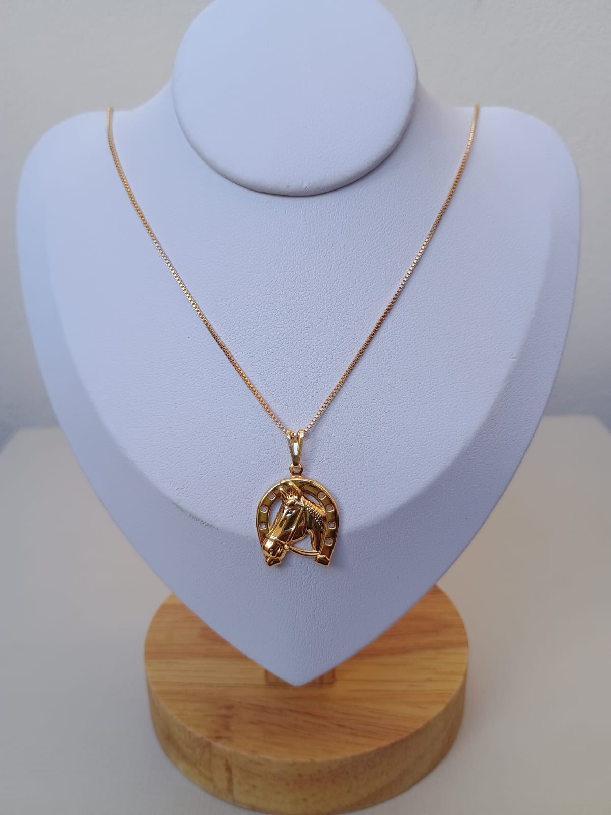 Colar dourado estilo country