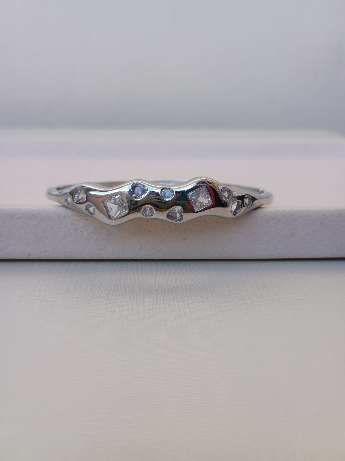 Bracelete com modelo orgânico e zircônias