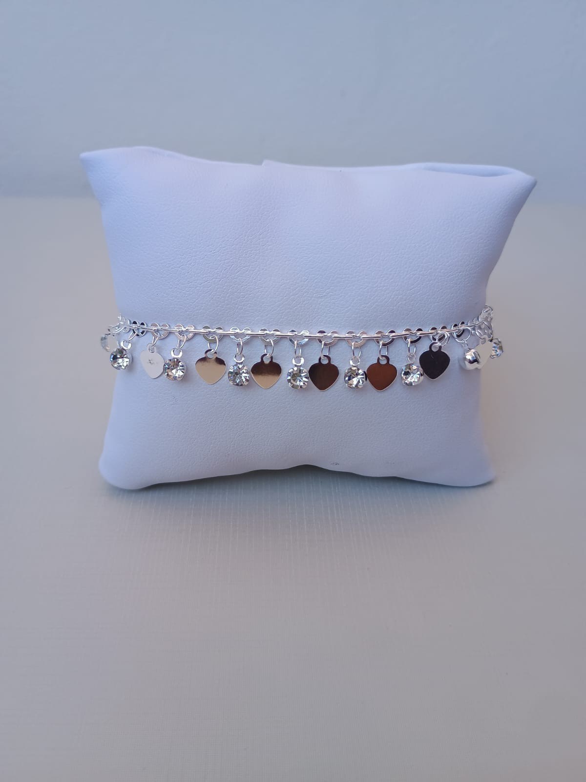 Pulseira com corações e pontos de luz