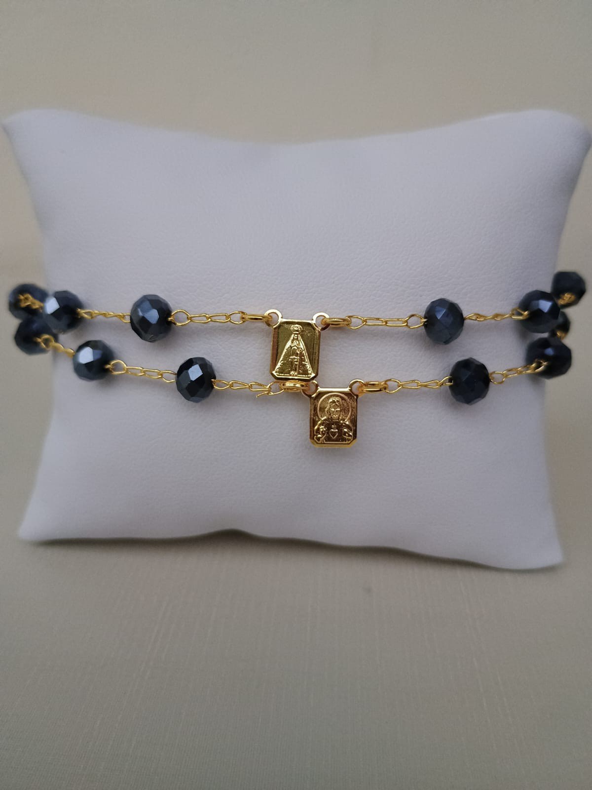 Pulseira escapulário com cristais e medalhas religiosas