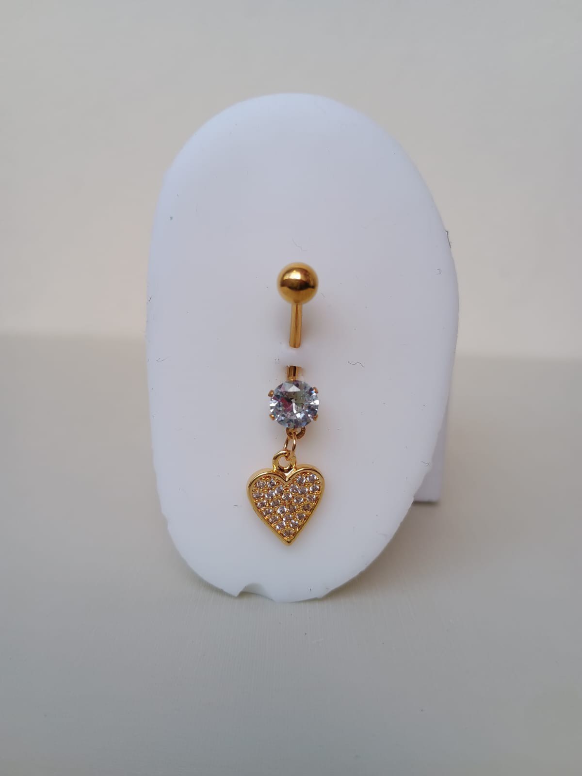 Piercing com coração cravejado com zircônias