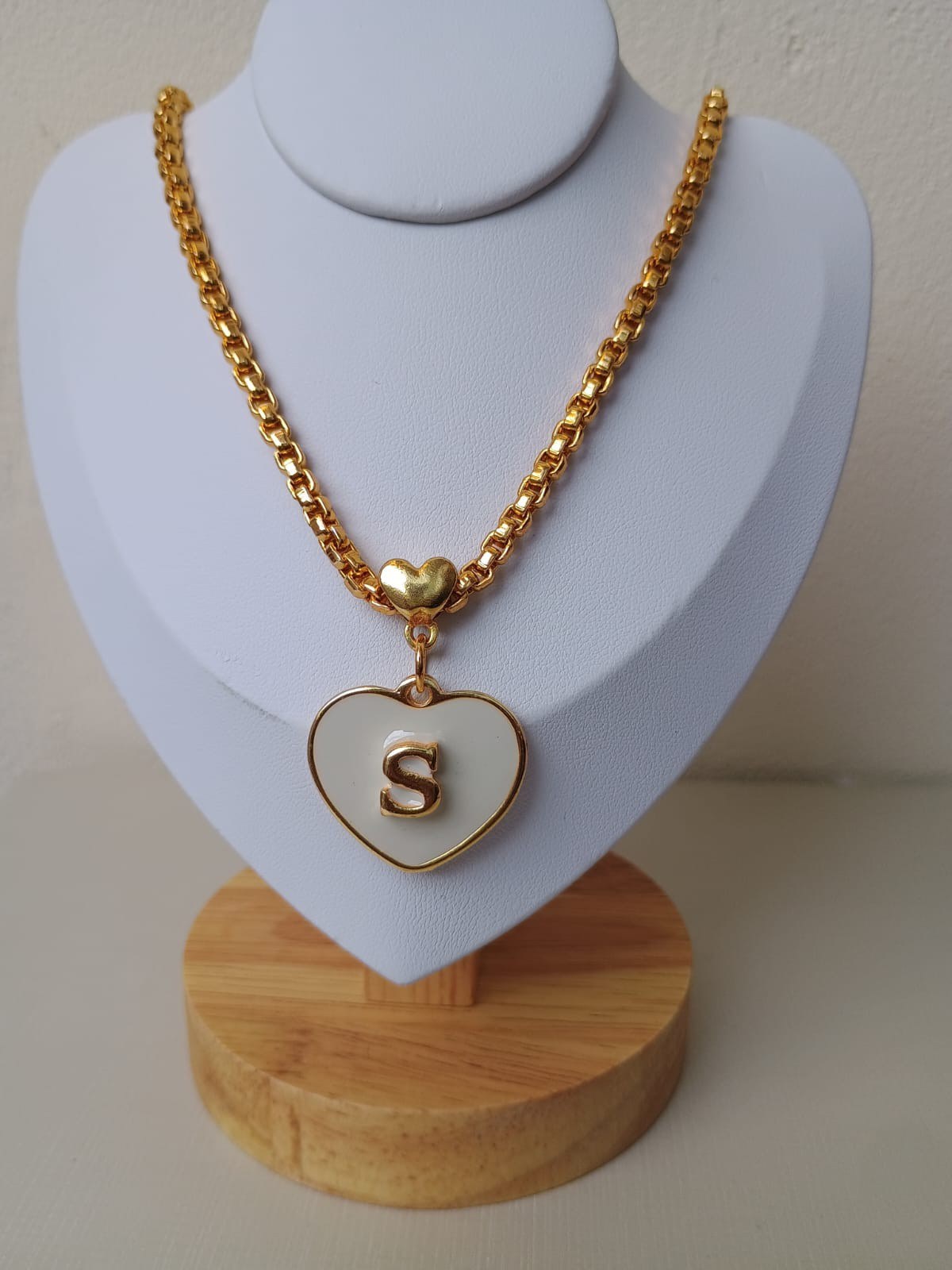 Colar de coração letra S