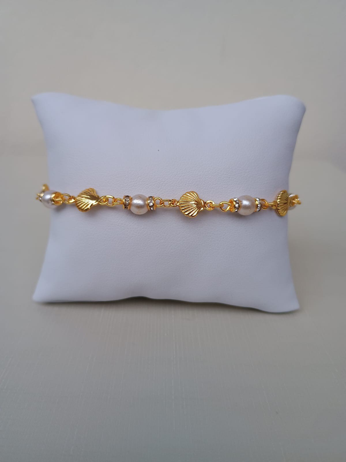 Pulseira com pérolas e conchas
