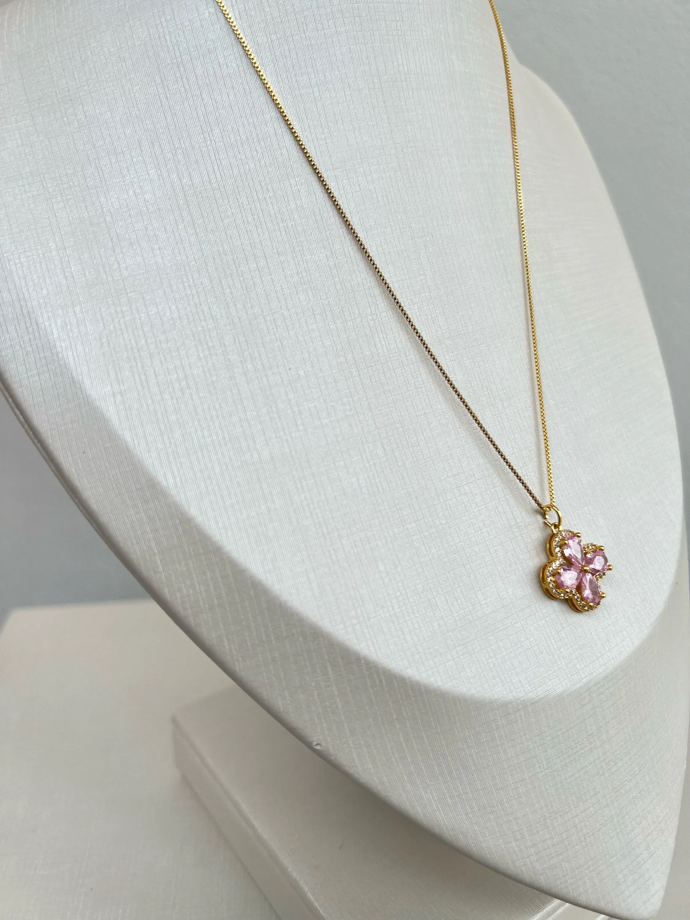 Colar pingente trevo cravejado com pedra zircônia