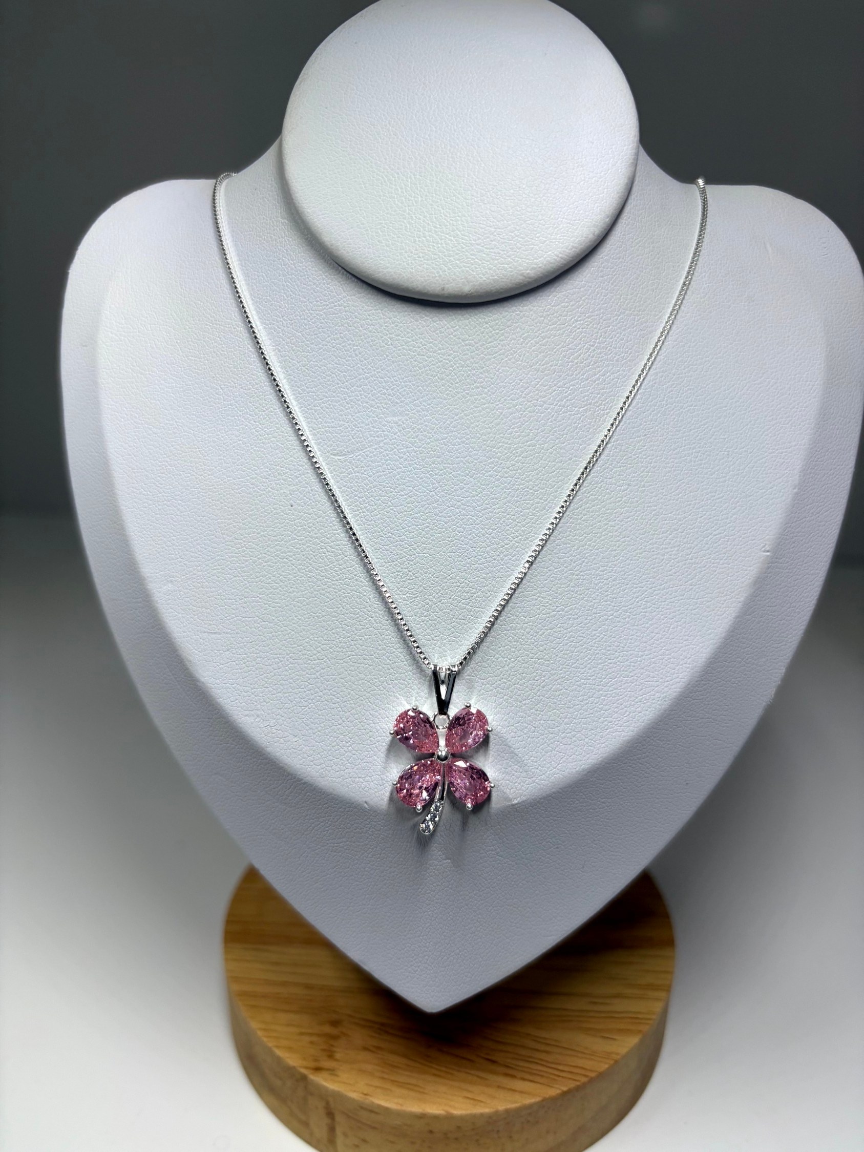 Colar com flor rosa