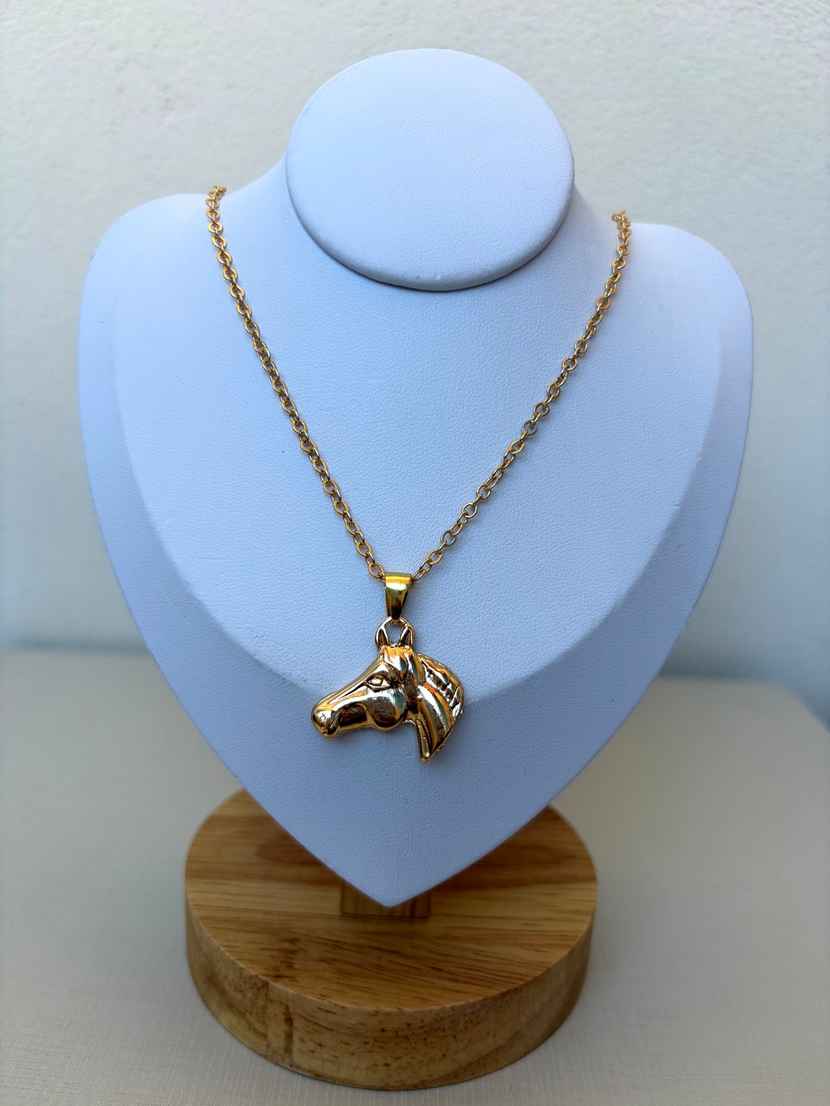 Colar com cabeça de cavalo