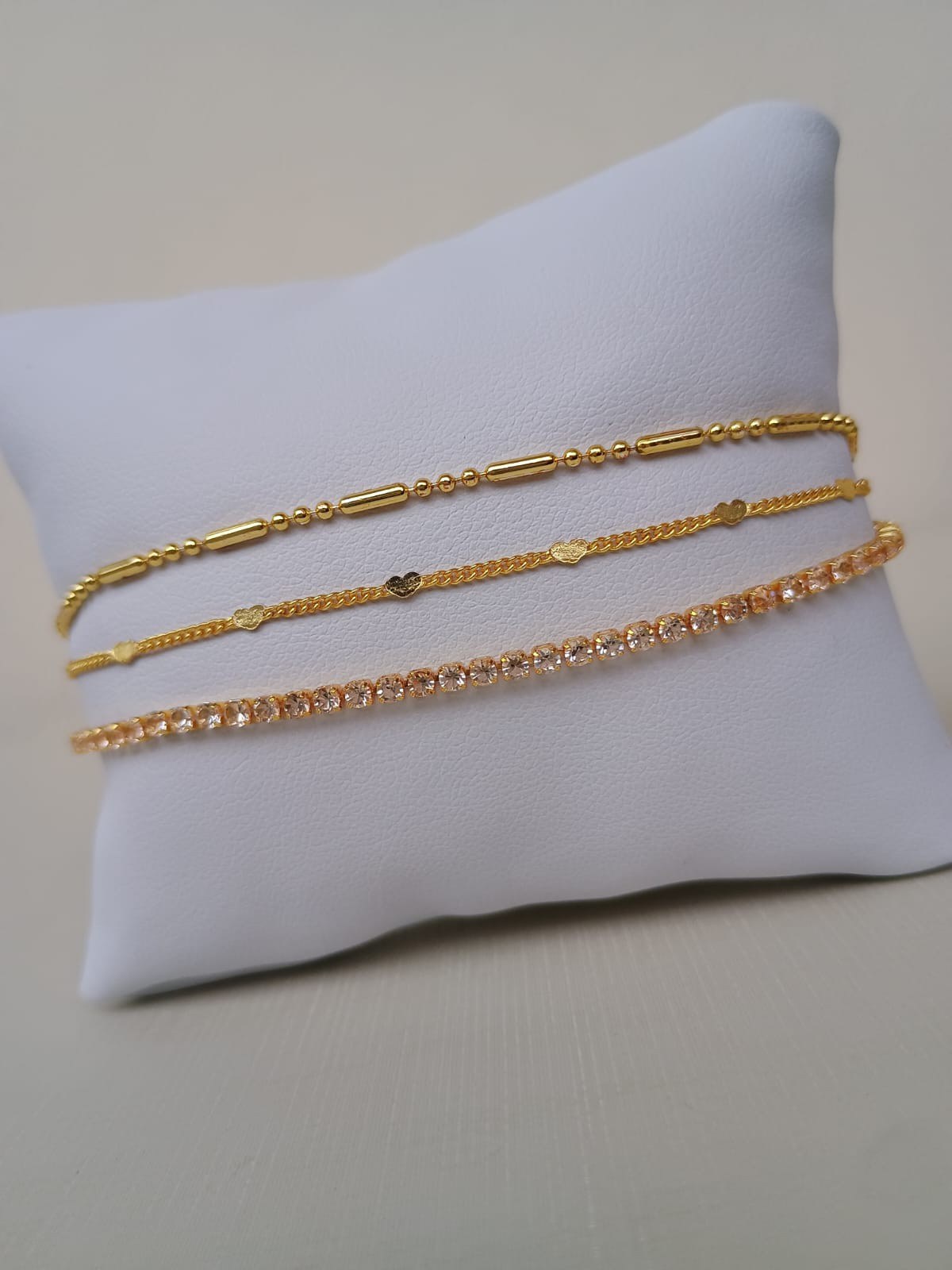Pulseira tripla com correntes delicadas e strass