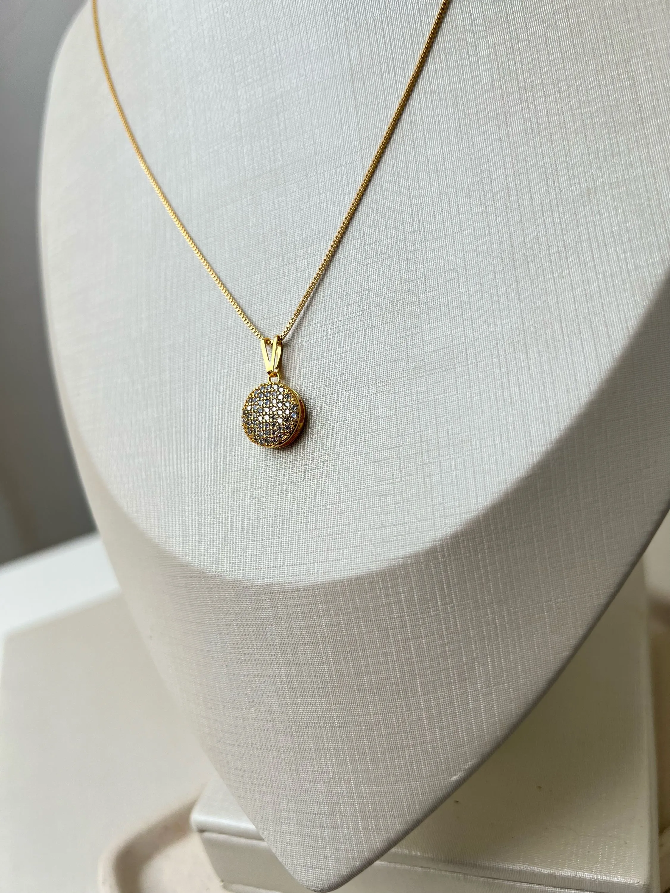 Colar botão cravejado de strass