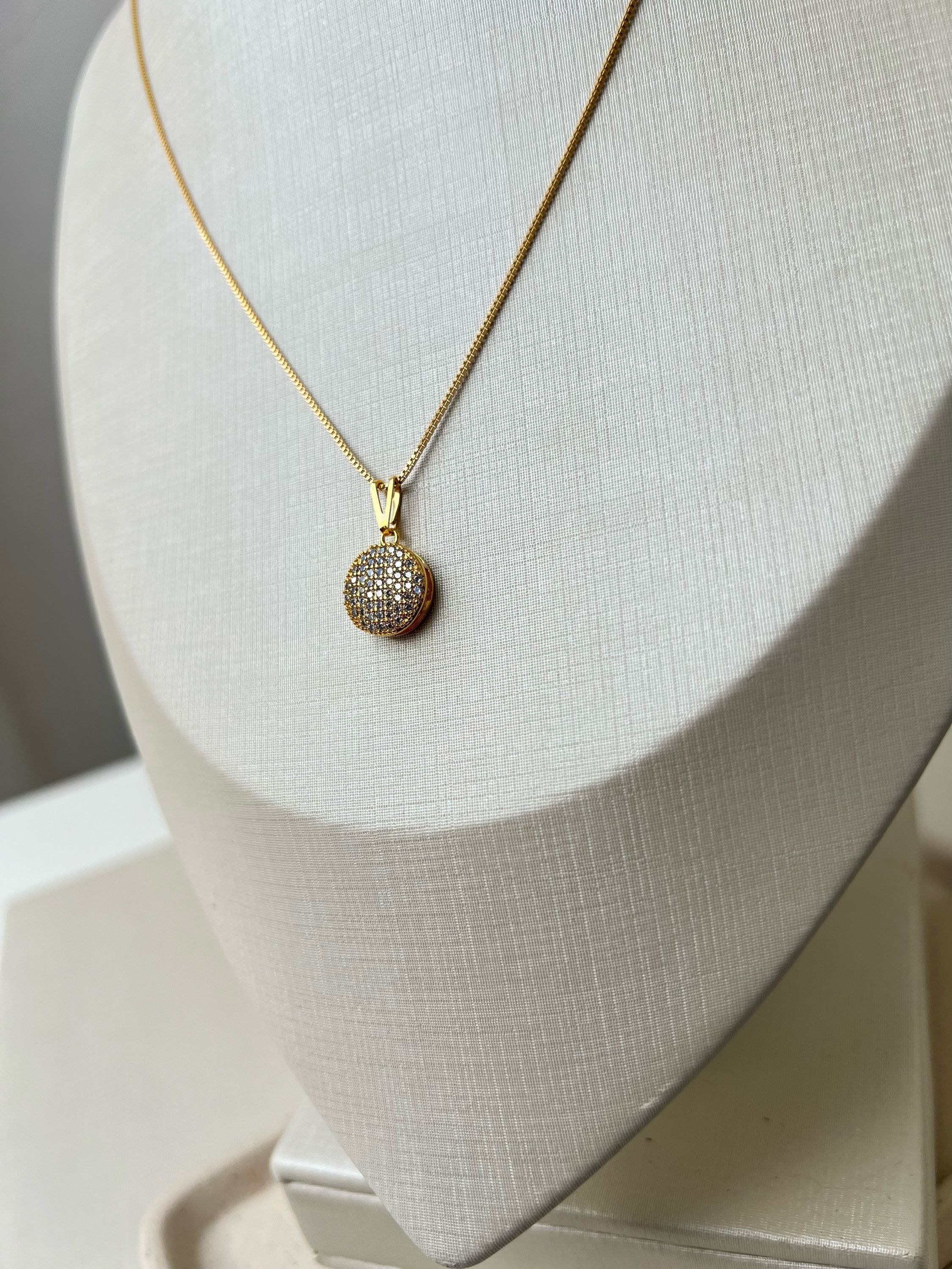 Colar botão cravejado de strass