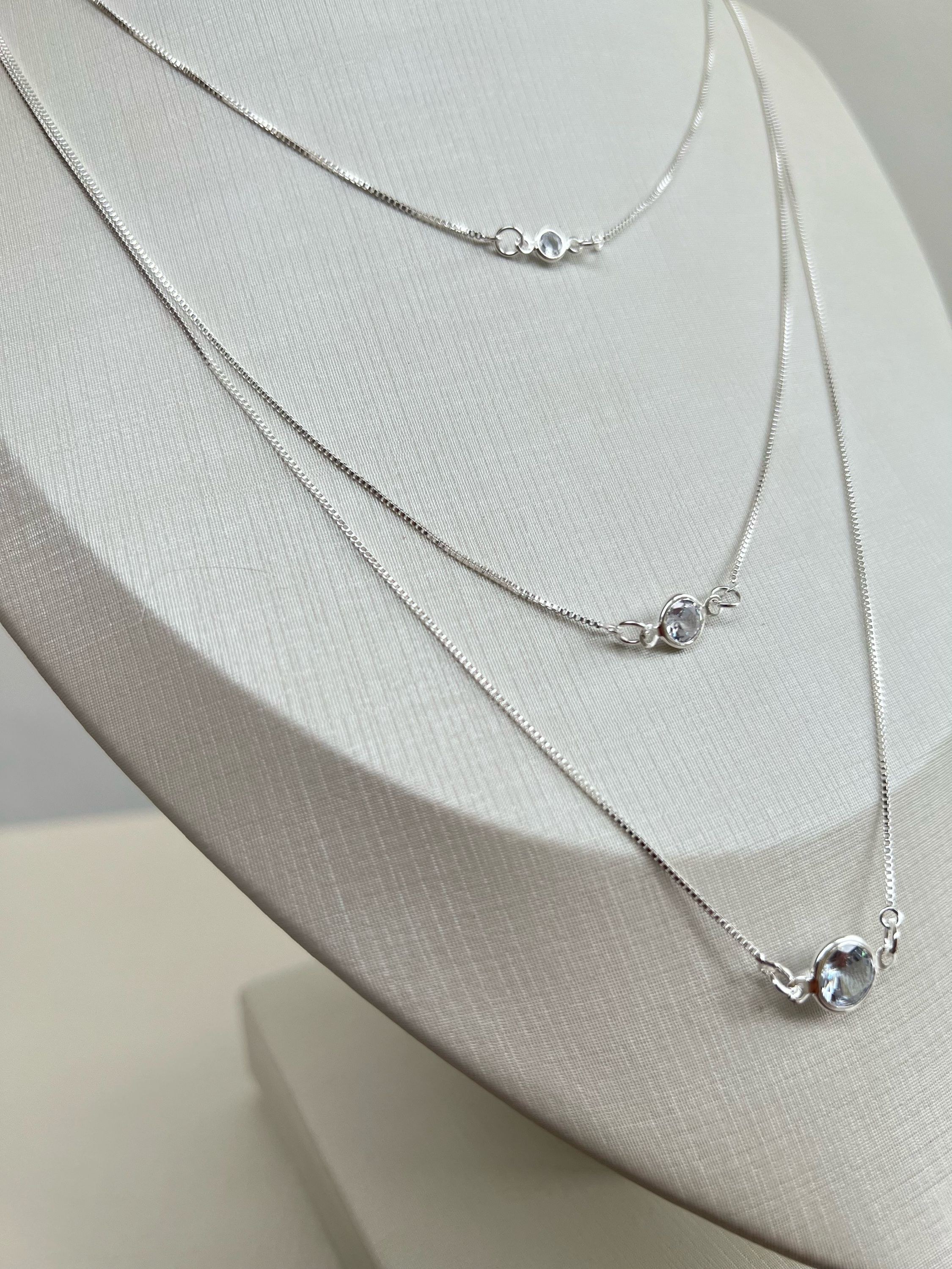 Colar triplo modelo ponto de luz