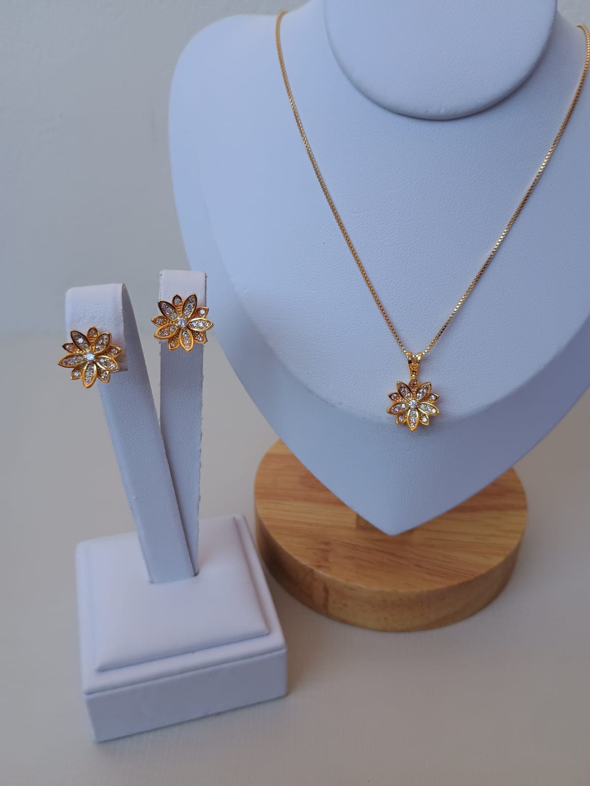 Conjunto de flor detalhada cravejada