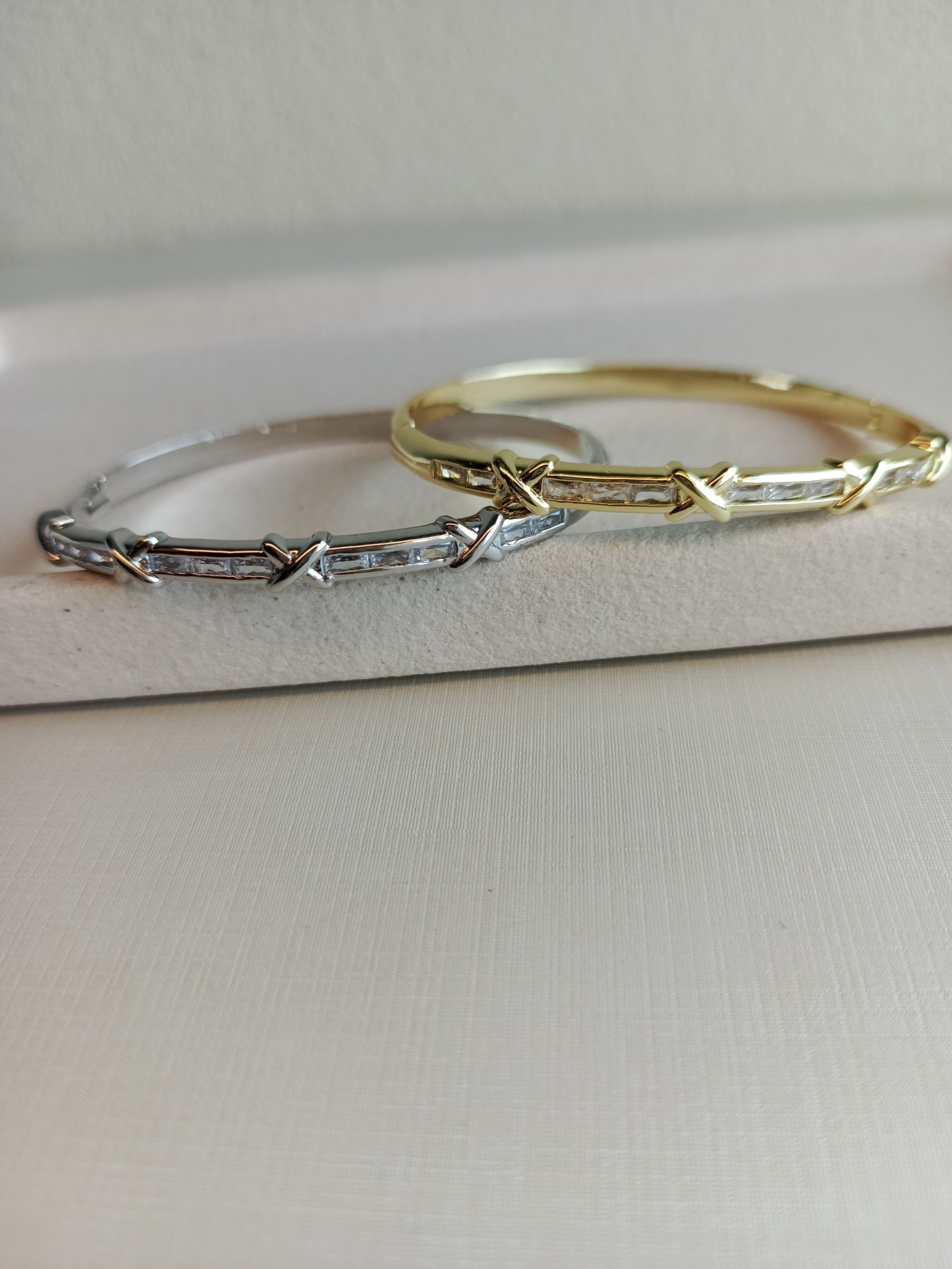 Bracelete com x e zircônia