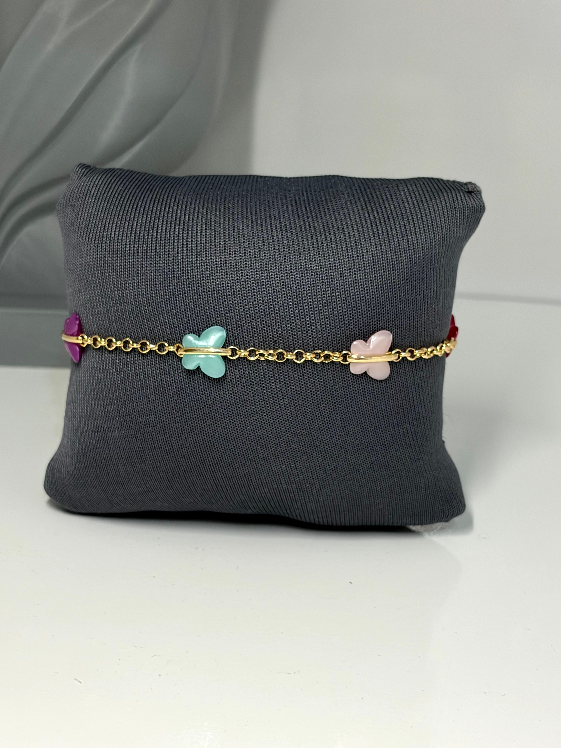 Pulseira com borboletas coloridas