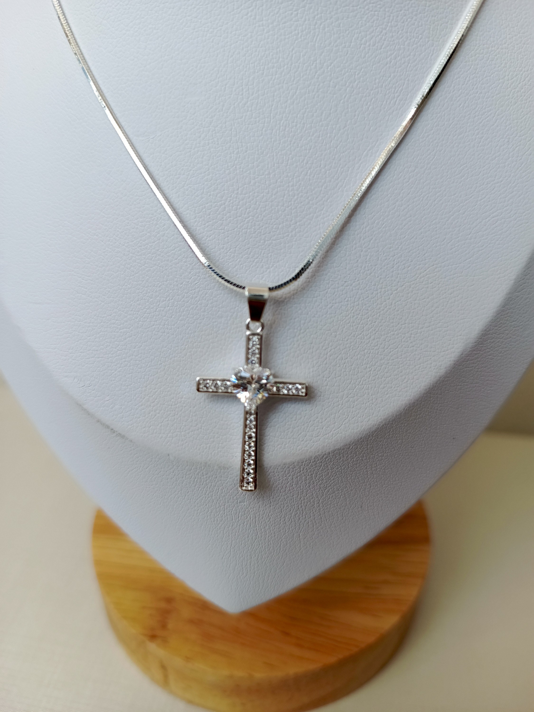 Colar com pingente cruz com ponto de luz