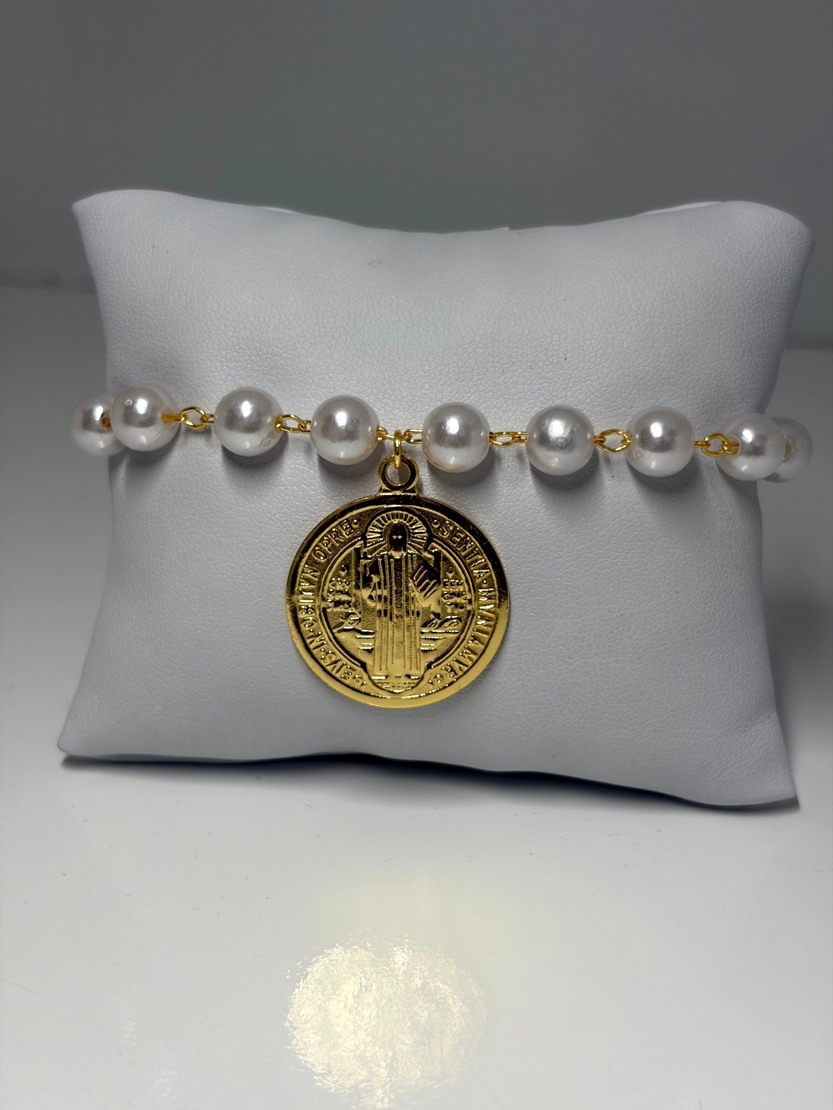 Pulseira com pérolas e São Bento