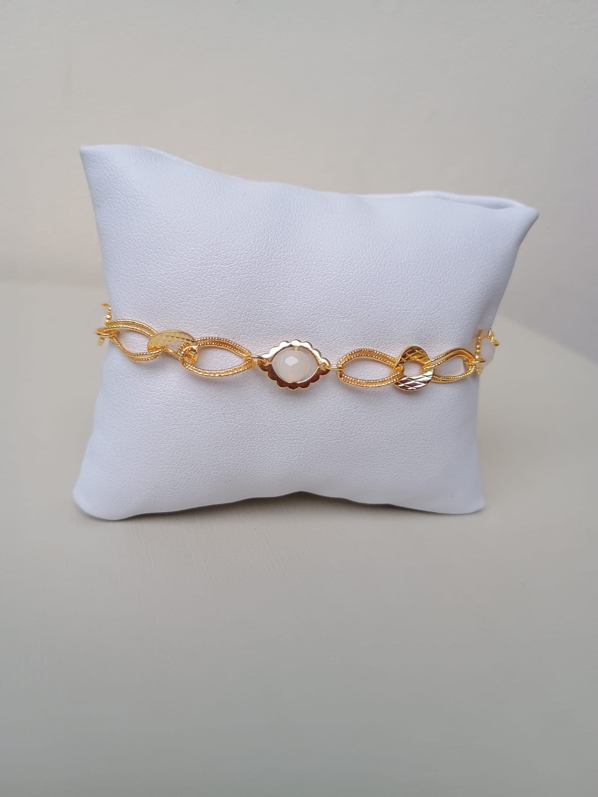 Pulseira com pedras brancas