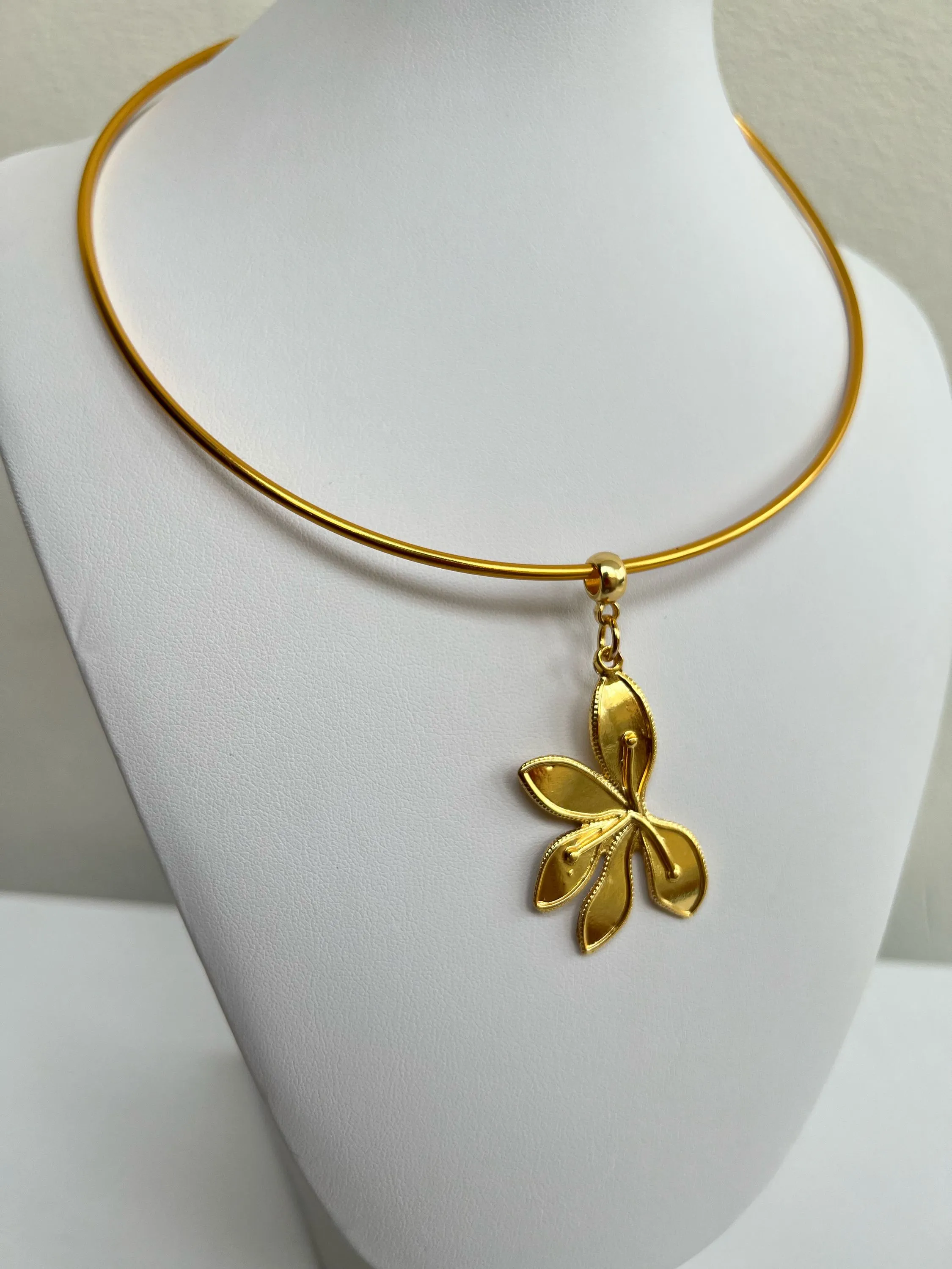 Choker aro pingente flor