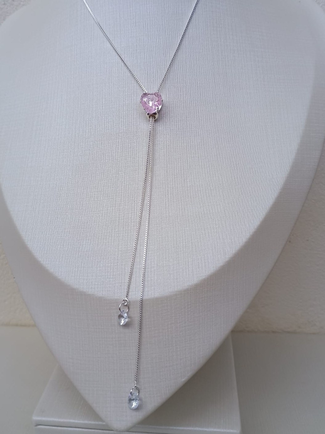 Colar gravatinha com ponto de luz rosa